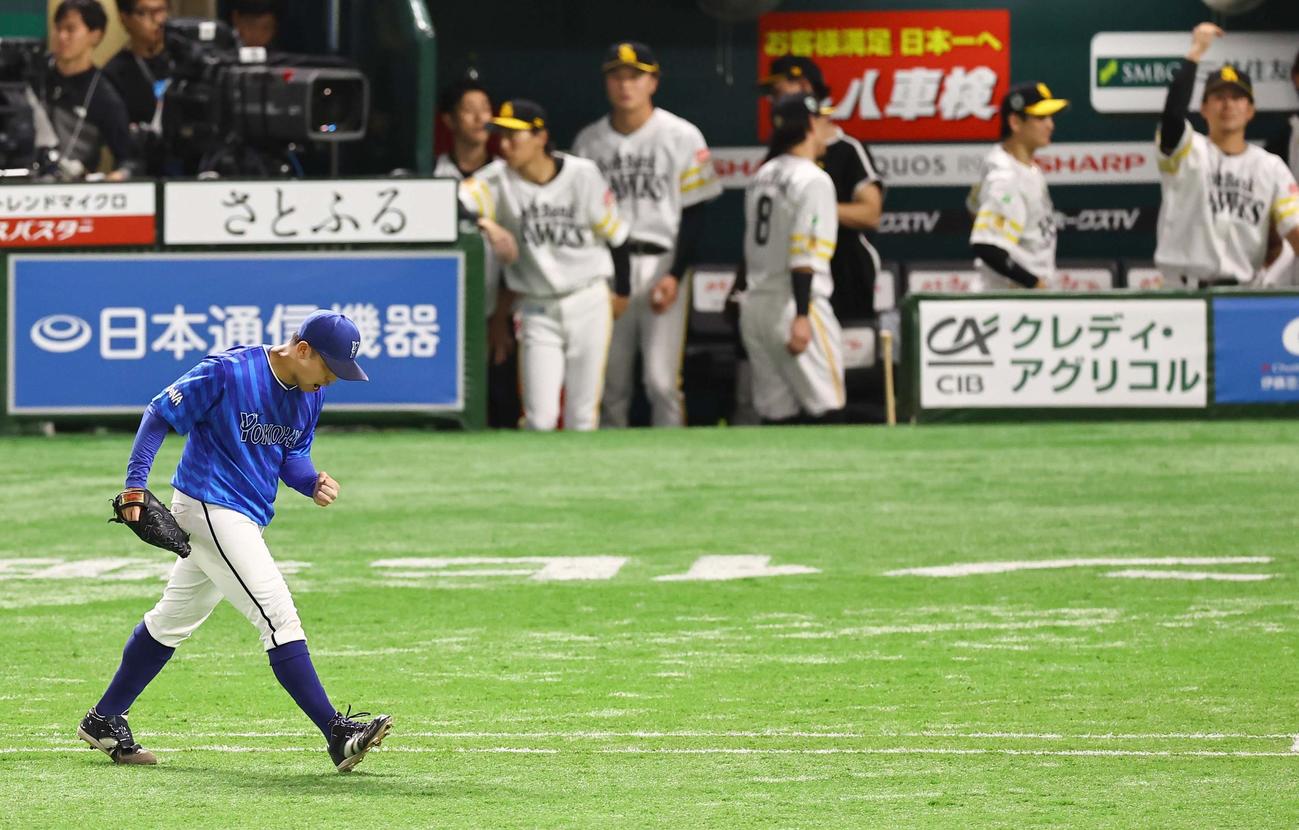 ソフトバンク対DeNA 6回裏ソフトバンク2死一、三塁、甲斐を一邪飛に打ち取りガッツポーズをする東（撮影・上田博志）