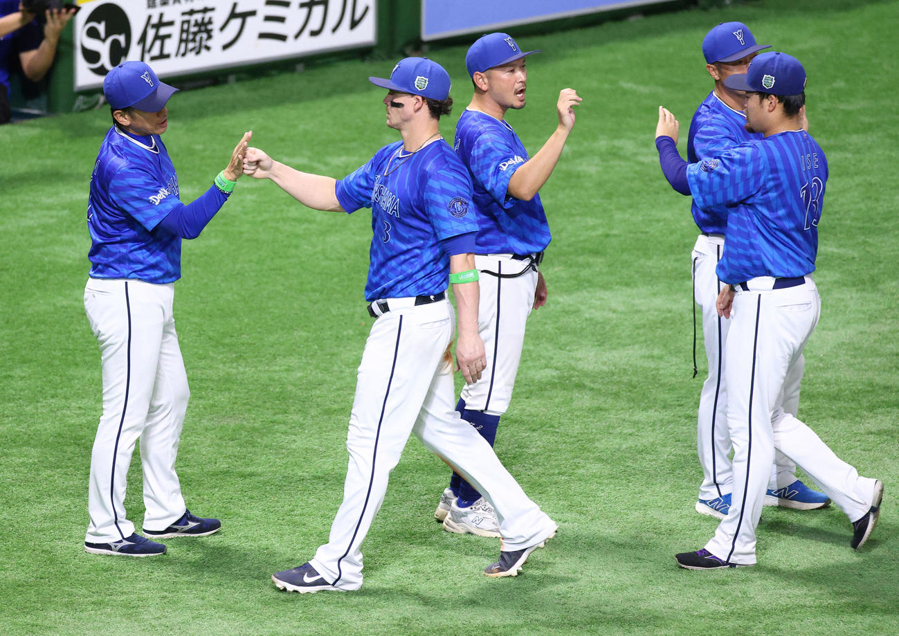 ソフトバンク対DeNA　ソフトバンクに勝利し、オースティン（中央）らナインを迎えるDeNA三浦監督（左）（撮影・河田真司）