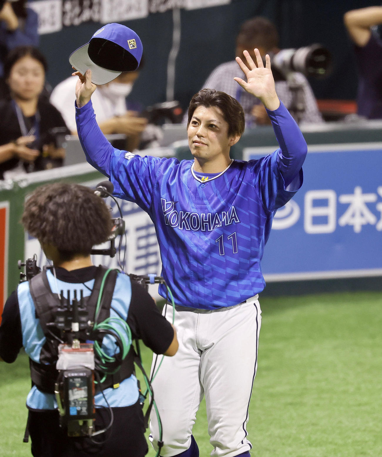 ソフトバンク対DeNA　ソフトバンクに勝利し、ファンの声援に応えるDeNA東（撮影・藤尾明華）
