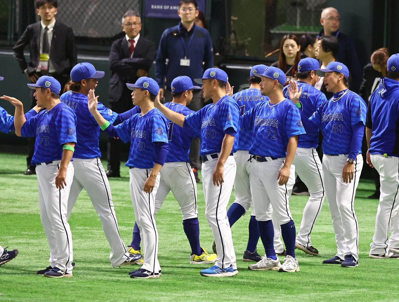 ソフトバンク対DeNA　ソフトバンクに勝利した三浦監督（右）はナインとハイタッチする（撮影・上田博志）