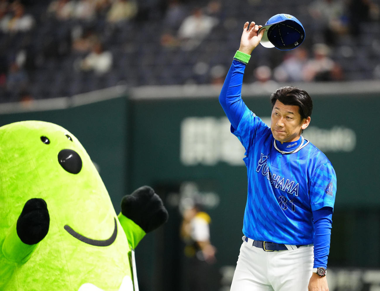 ソフトバンク対DeNA　試合後、DeNAファンにあいさつする三浦監督（撮影・江口和貴）