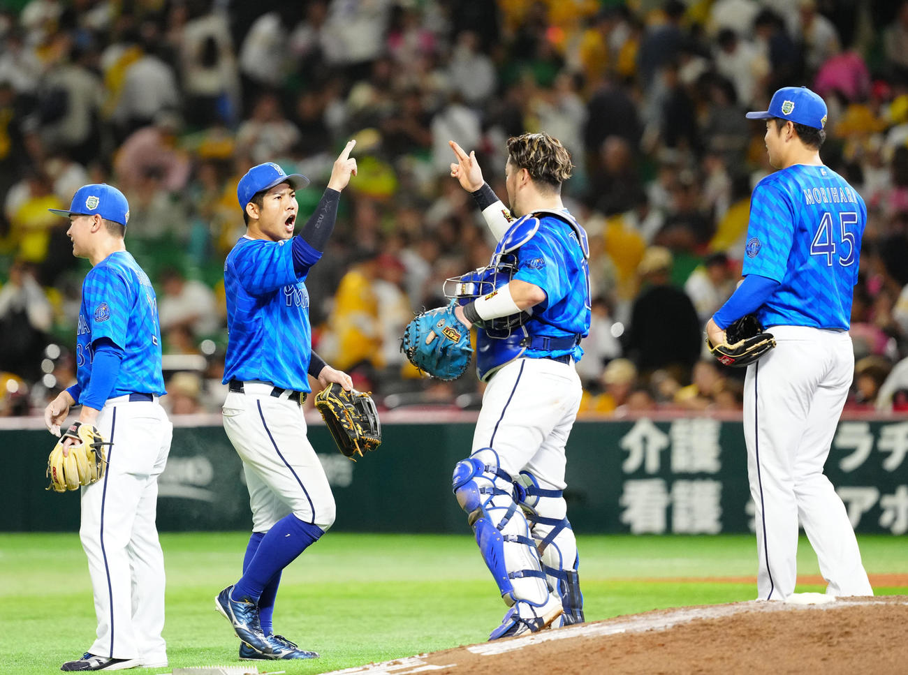 ソフトバンク対DeNA　ソフトバンクに勝利しDeNA捕手戸柱（中央右）とタッチを交わす桑原（撮影・江口和貴）