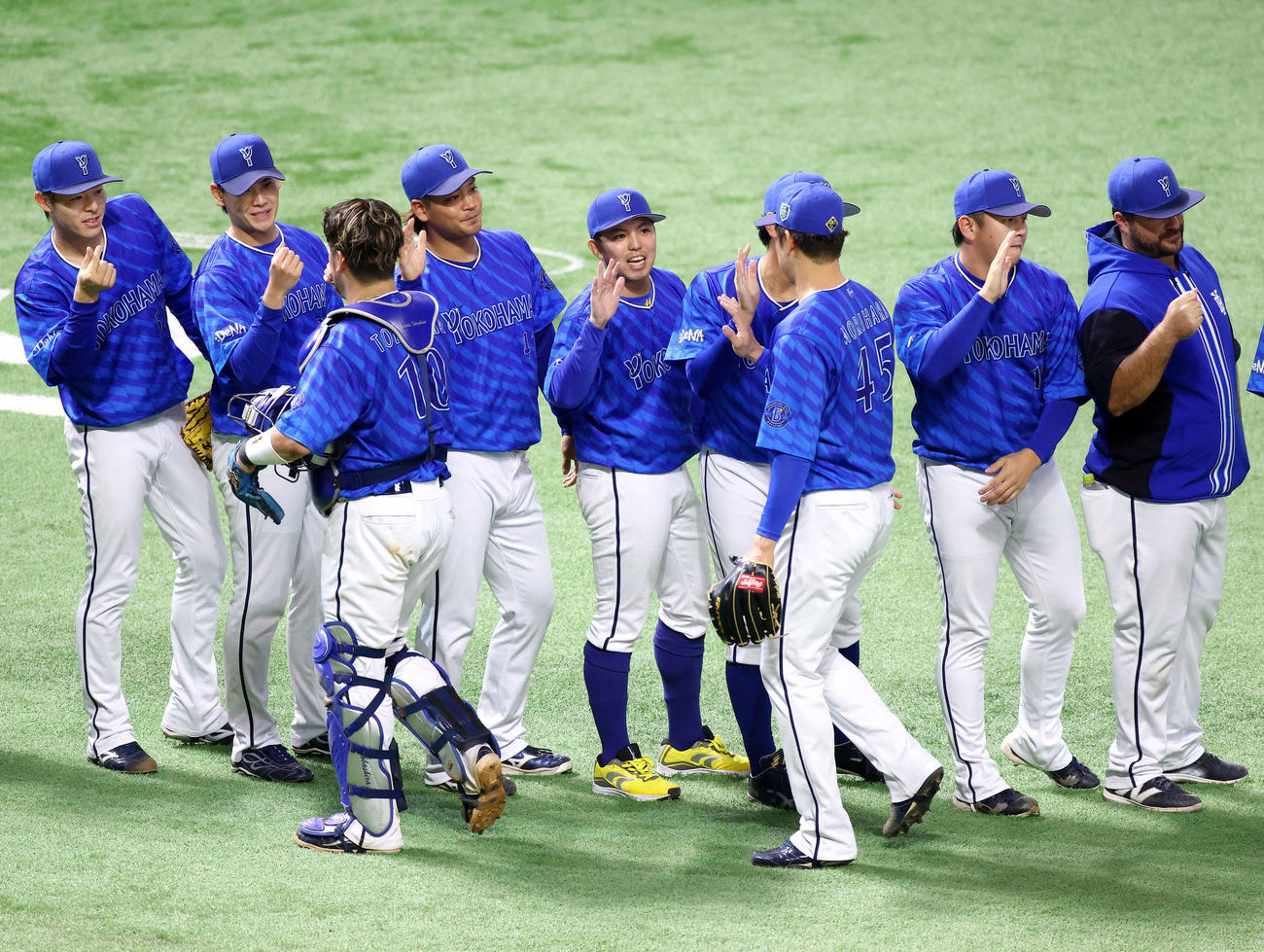 ソフトバンク対DeNA　ソフトバンクに勝利し、チームメートを迎えるDeNA東（中央）（撮影・河田真司）