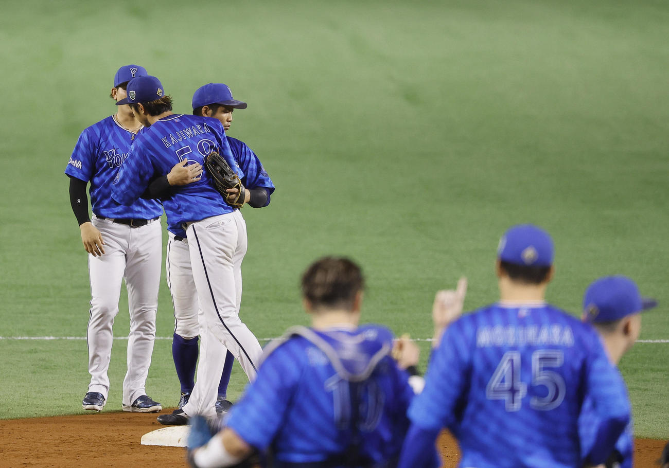 ソフトバンク対DeNA　ソフトバンクに勝利し、梶原と抱き合う桑原（奥右）（撮影・藤尾明華）