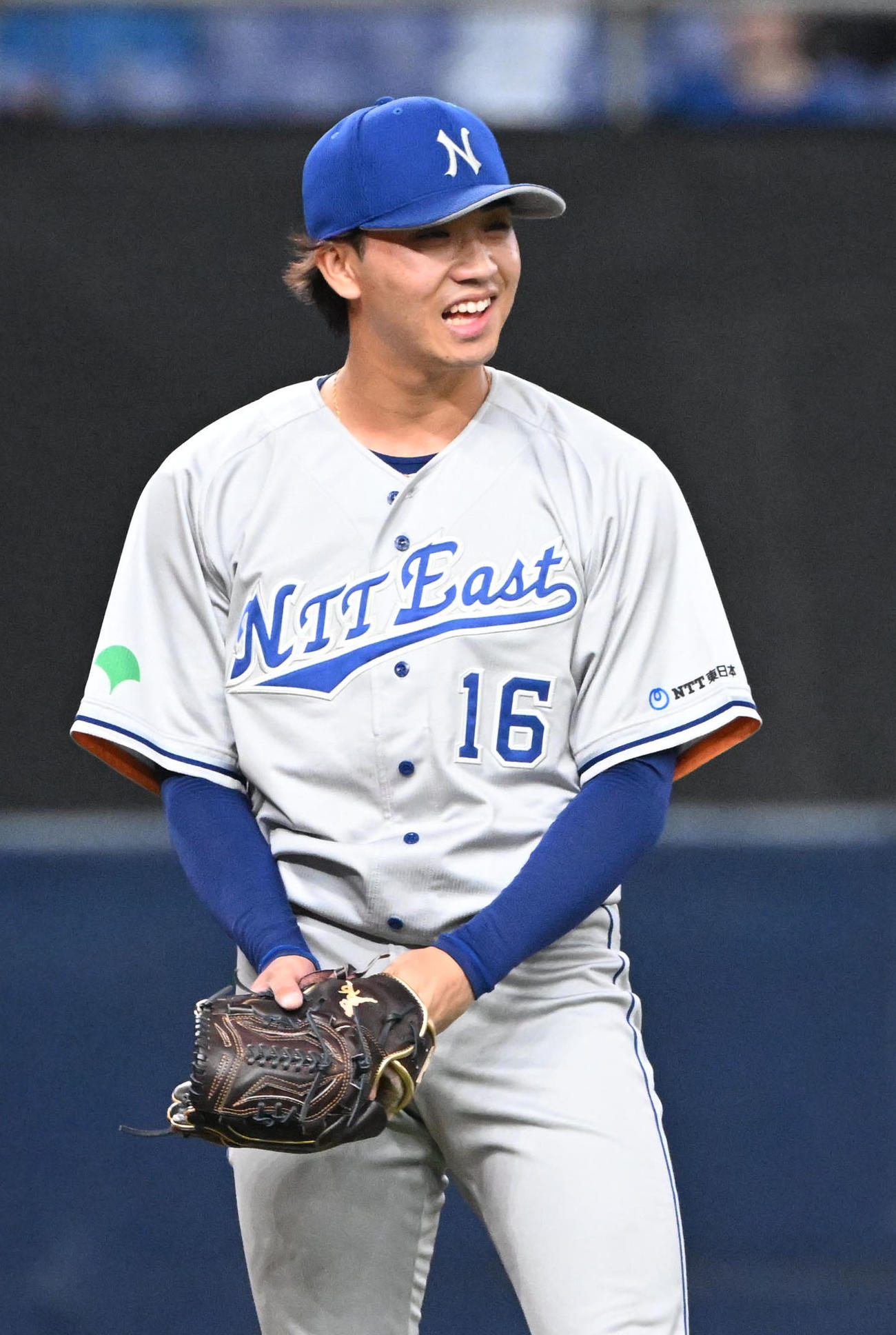 9回に登板し無失点に抑えたNTT東日本の片山は笑顔を見せる（撮影・和賀正仁）