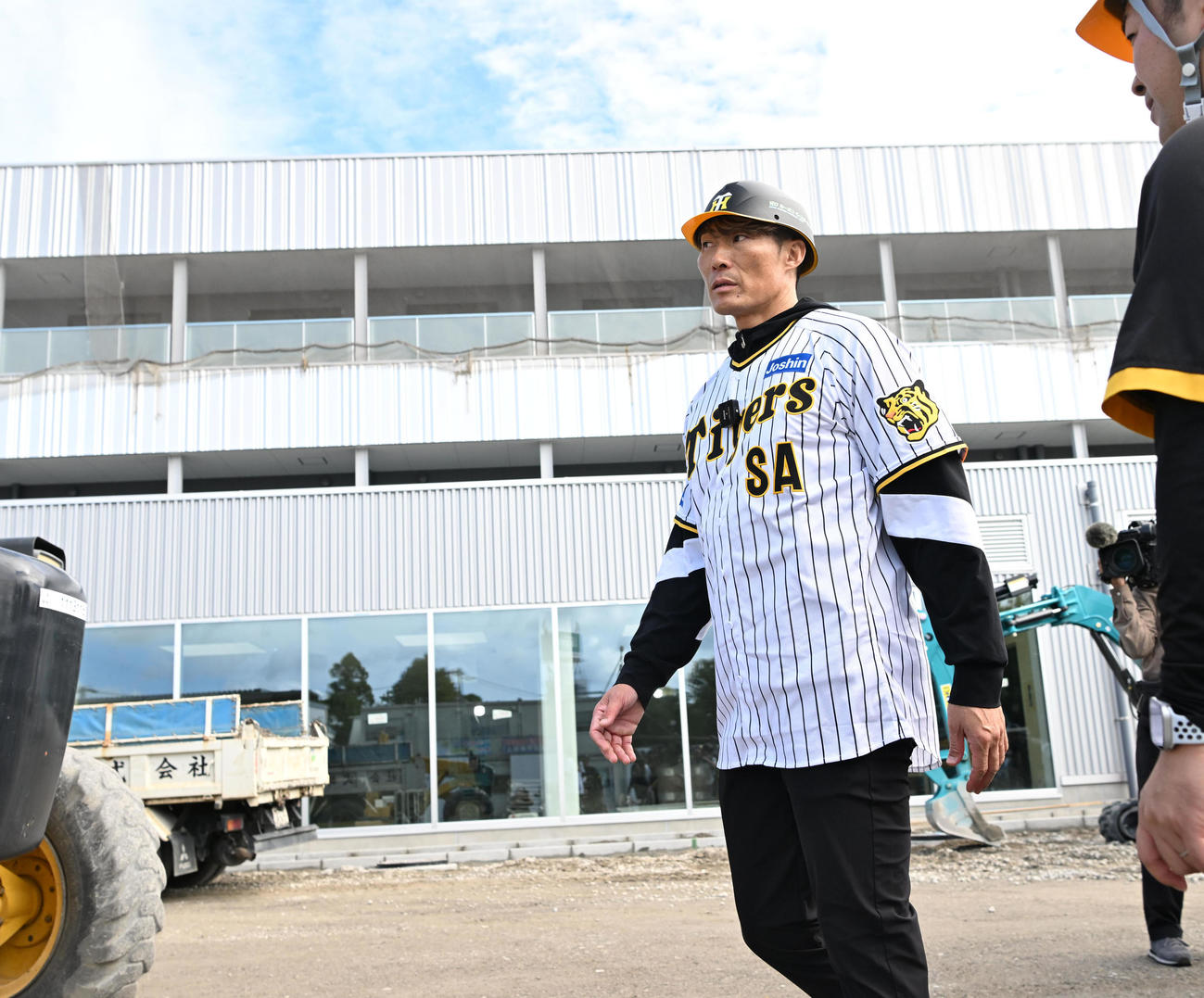 阪神2軍新施設の寮を見る阪神糸井SA（撮影・和賀正仁）