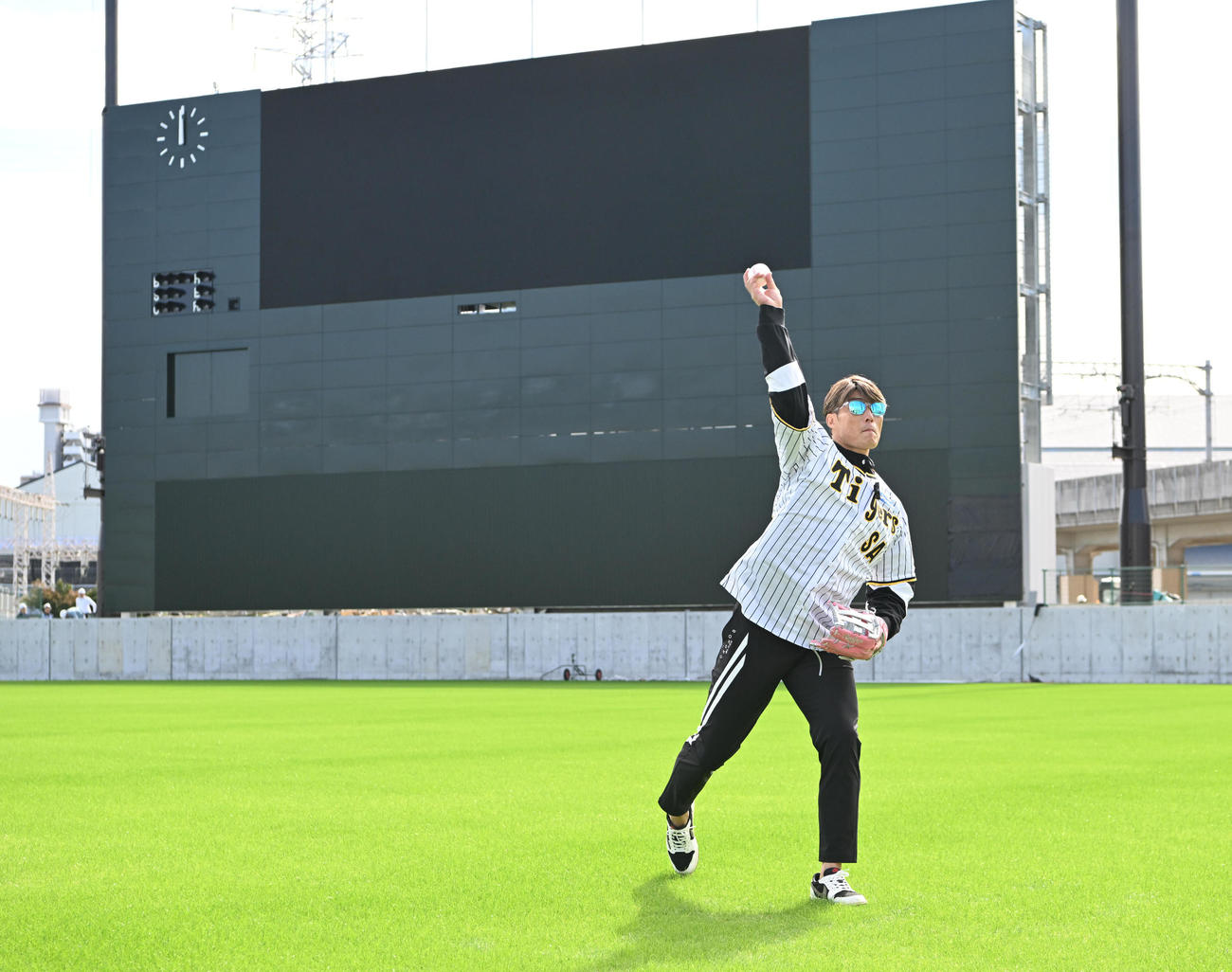 阪神2軍新施設の球場でキャッチボールする阪神糸井SA（撮影・和賀正仁）