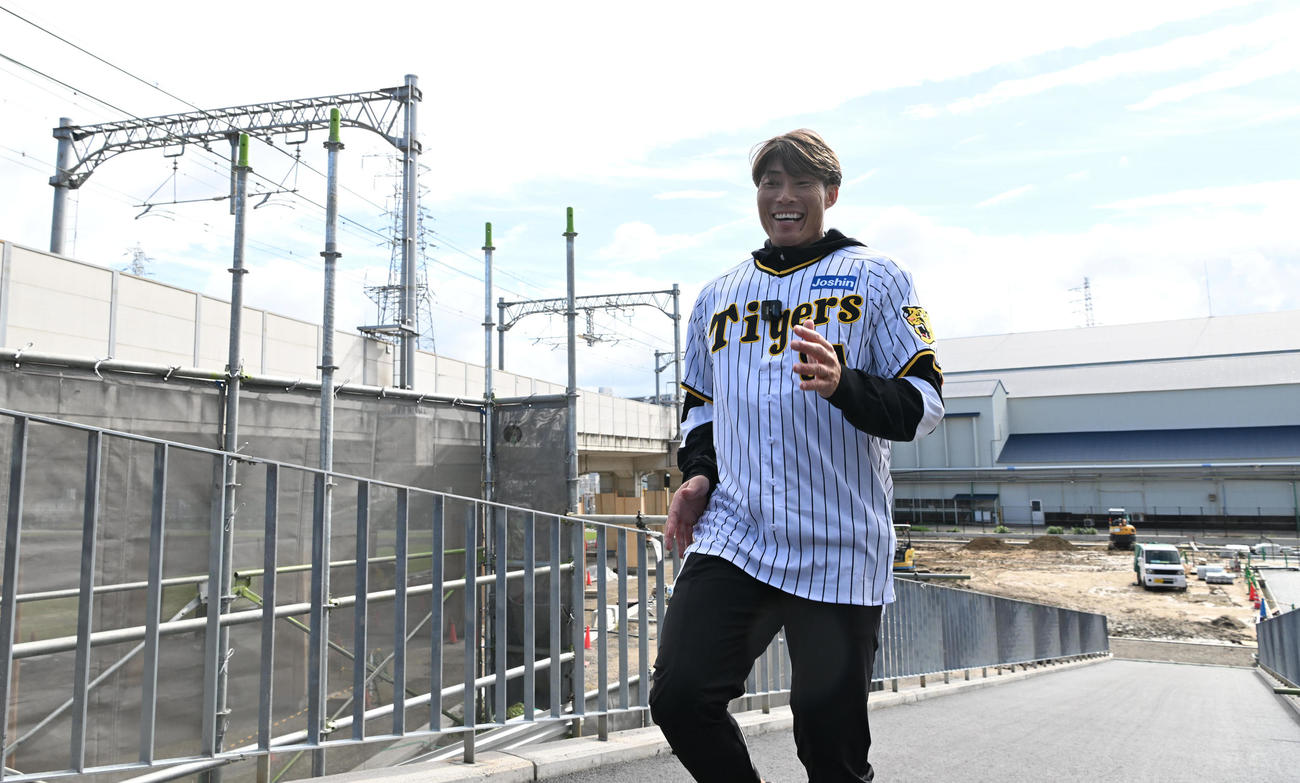 阪神2軍新施設の坂道をダッシュする阪神糸井SA（撮影・和賀正仁）