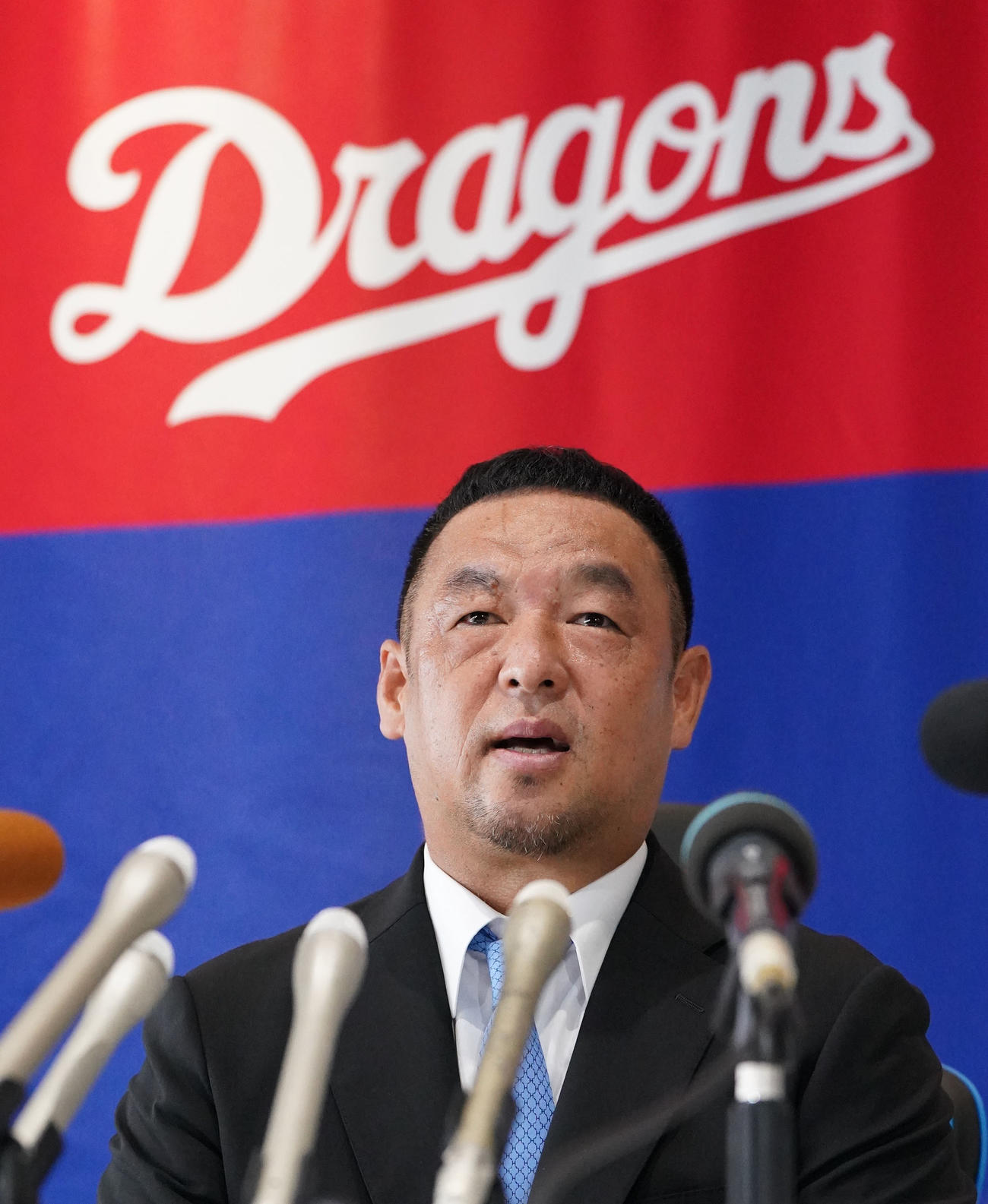来季の中日打撃コーチ就任が決まり会見する松中（撮影・森本幸一）