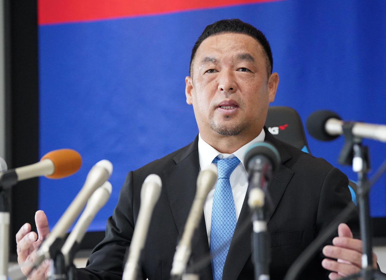 来季の中日打撃コーチ就任が決まり会見する松中（撮影・森本幸一）