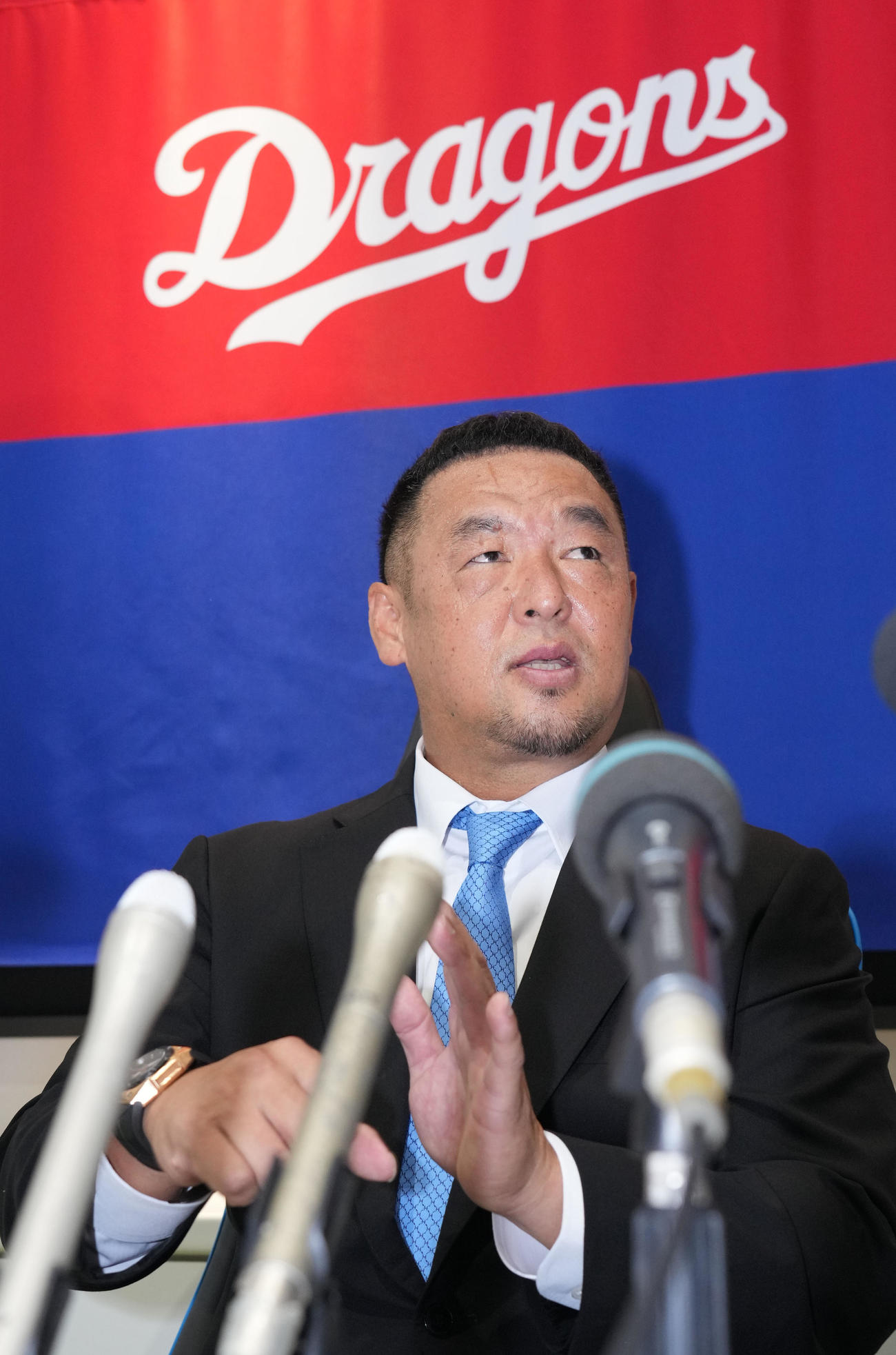 来季の中日打撃コーチ就任が決まり会見する松中（撮影・森本幸一）