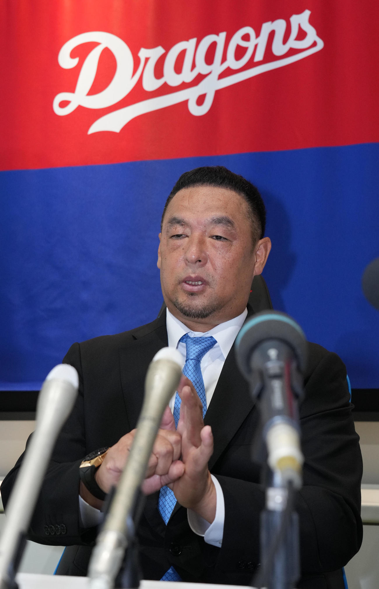 来季の中日打撃コーチ就任が決まり会見する松中（撮影・森本幸一）