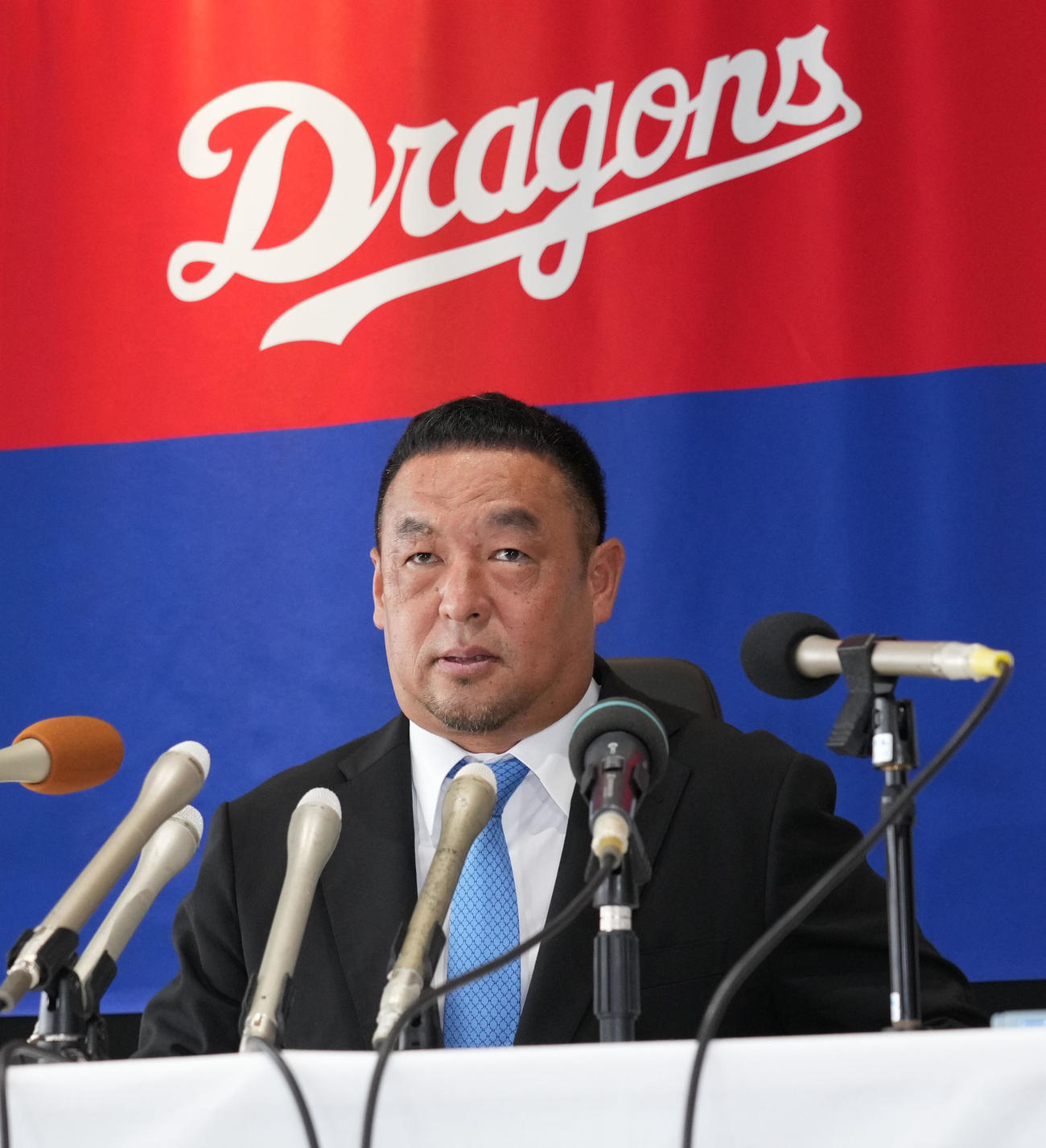 来季の中日打撃コーチ就任が決まり会見する松中（撮影・森本幸一）