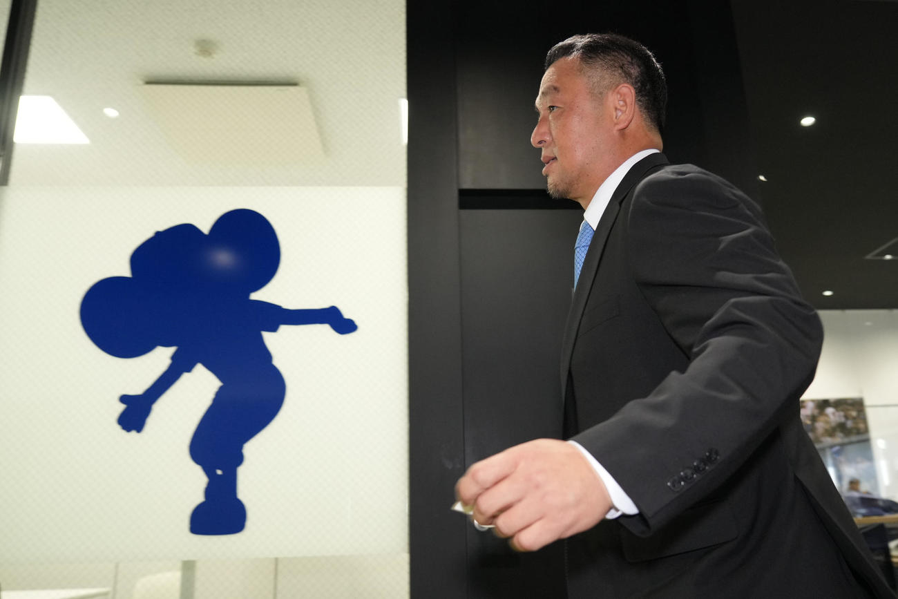 球団事務所に訪れた松中信彦氏（撮影・森本幸一）