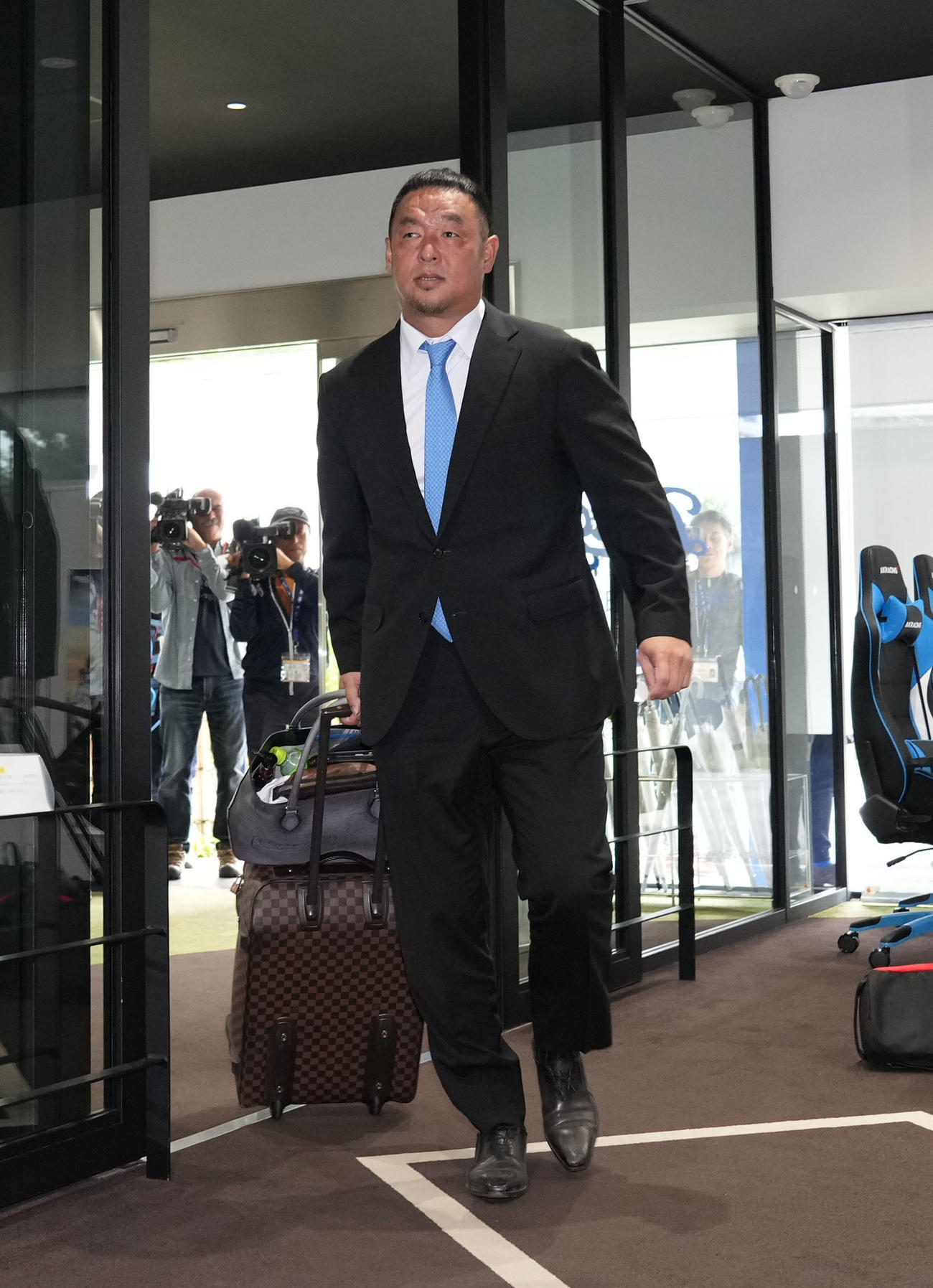 球団事務所に訪れた松中信彦氏（撮影・森本幸一）