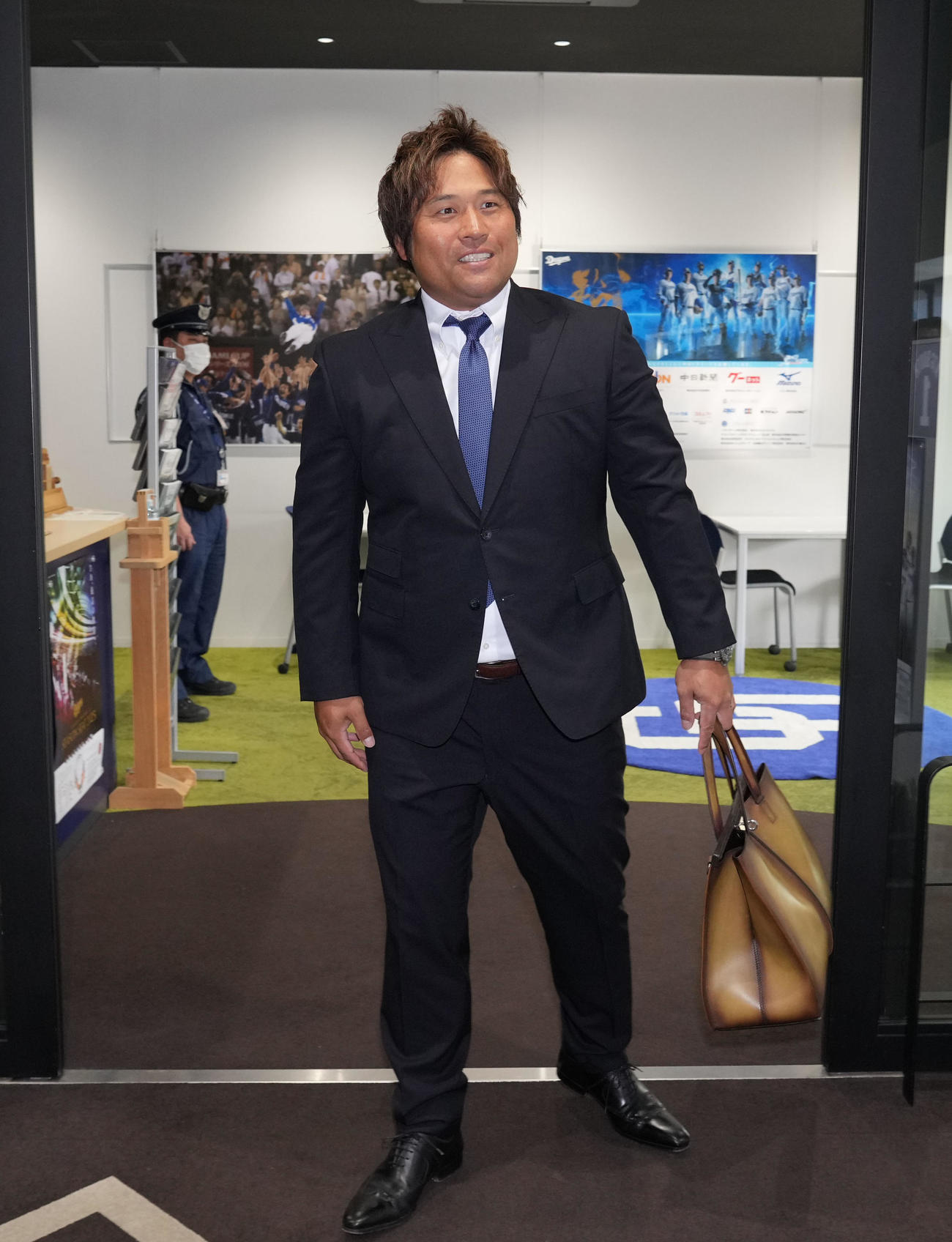 来季の中日打撃コーチ就任が決まり球団事務所に訪れた平田（撮影・森本幸一）