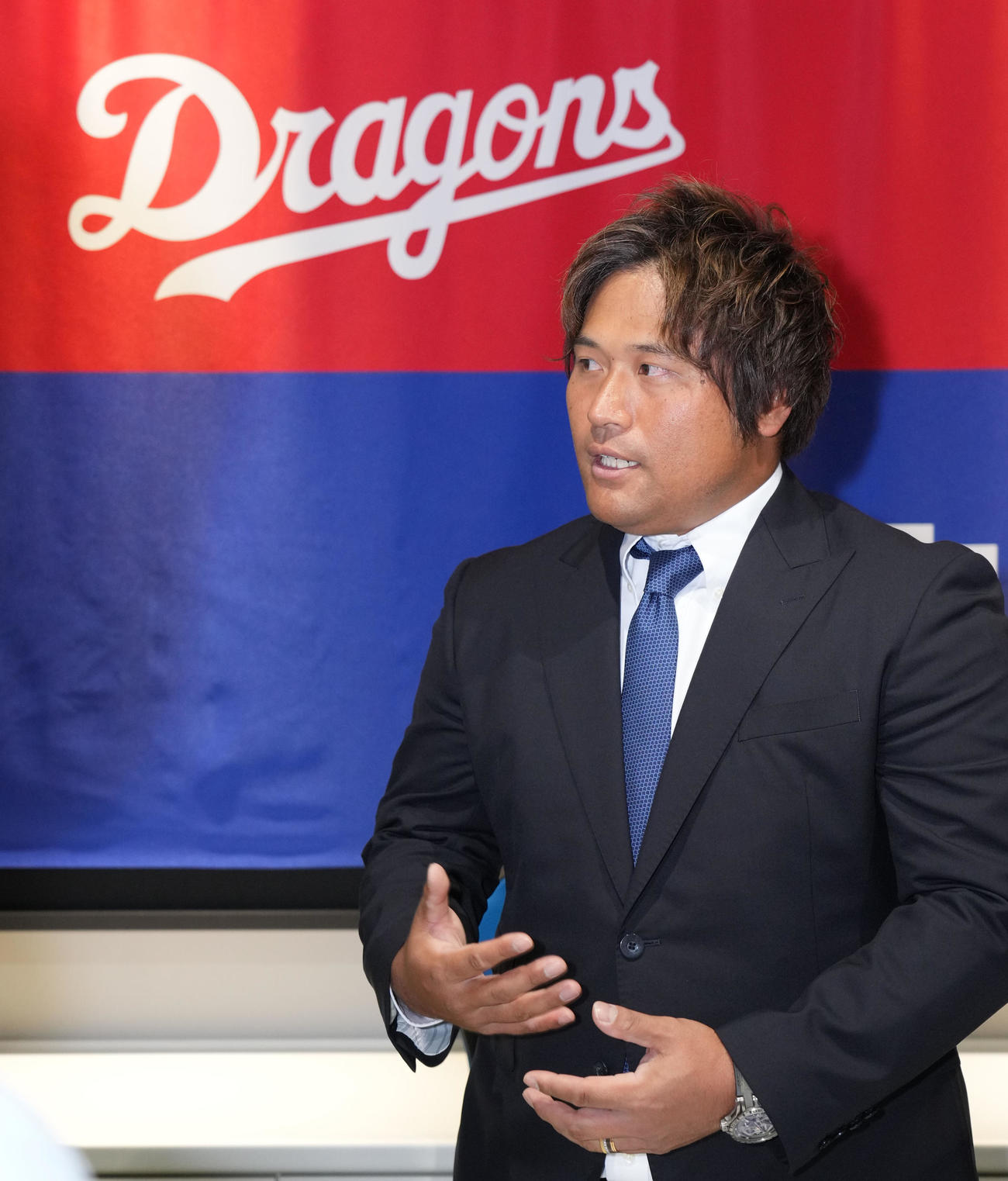 来季の中日外野守備コーチ就任が決まり取材に応じる平田（撮影・森本幸一）