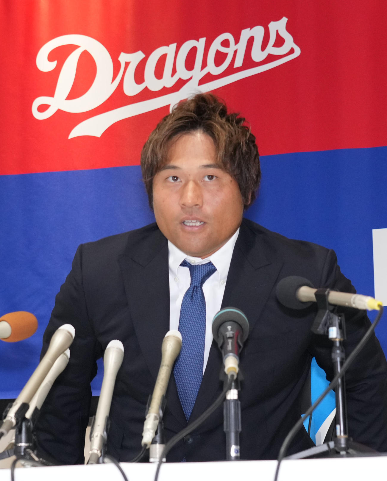 来季の中日外野守備コーチ就任が決まり会見する平田（撮影・森本幸一）