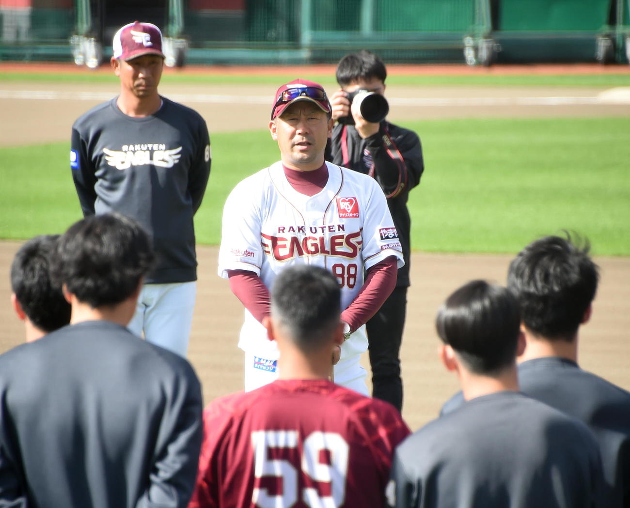 秋季キャンプ初日に訓示する楽天三木新監督（撮影・山田愛斗）