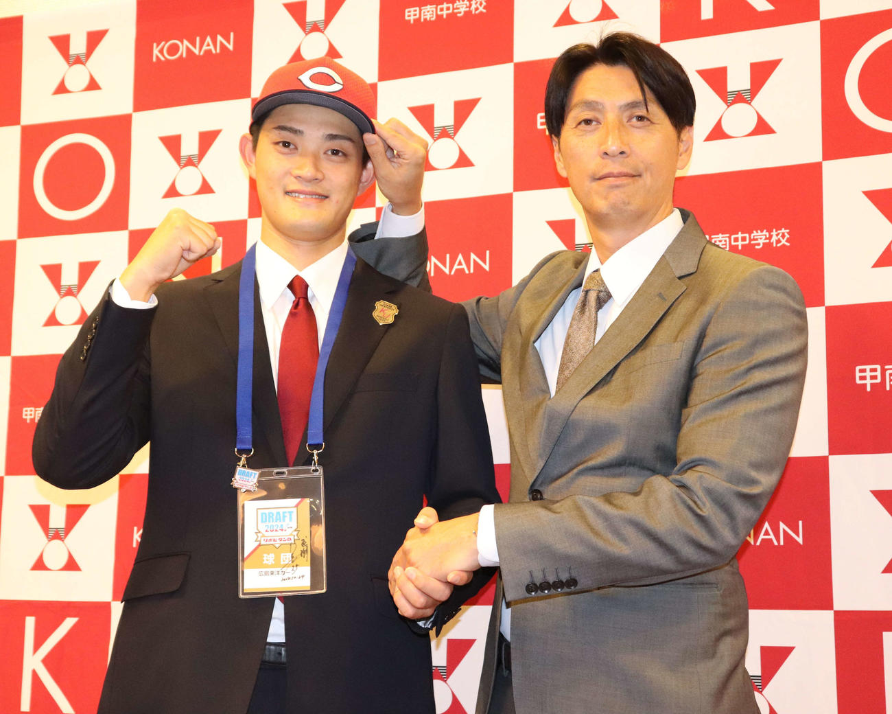 甲南大・岡本は広島鞘師スカウト（右）に帽子をかぶせてもらいガッツポーズ（撮影・中島麗）