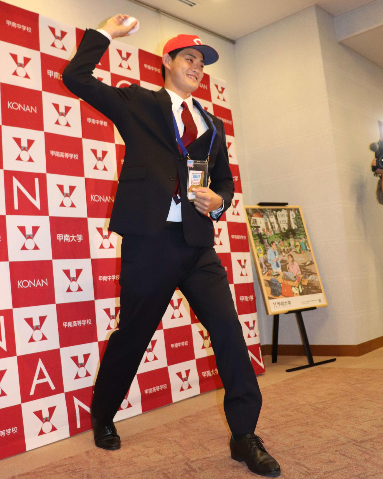 広島から3位指名を受けた、身長186センチ右腕の甲南大・岡本（撮影・中島麗）