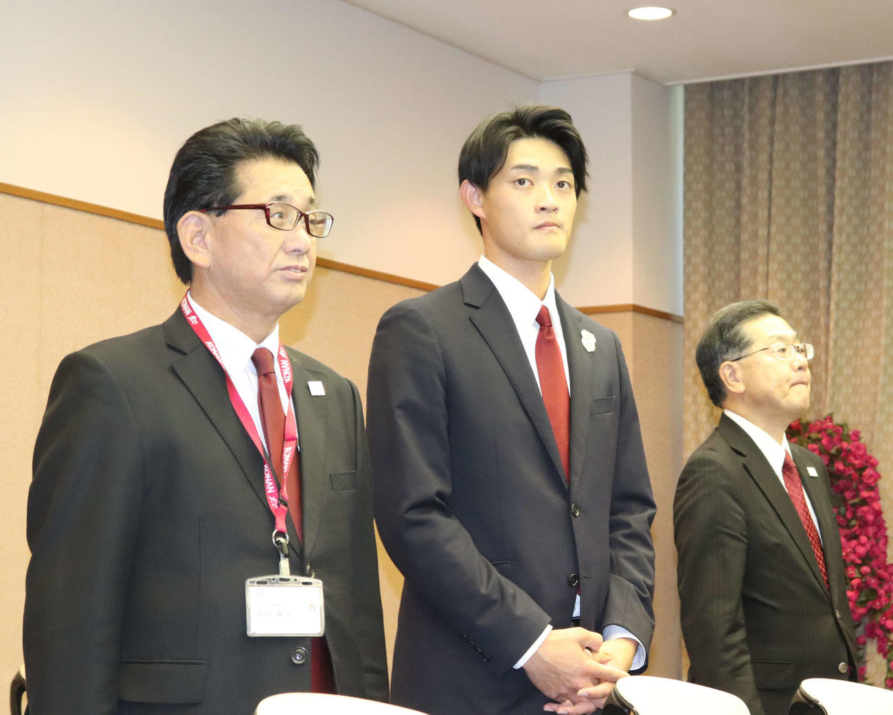 広島3位の甲南大・岡本（中央）と同校の谷口監督（左）（撮影・中島麗）