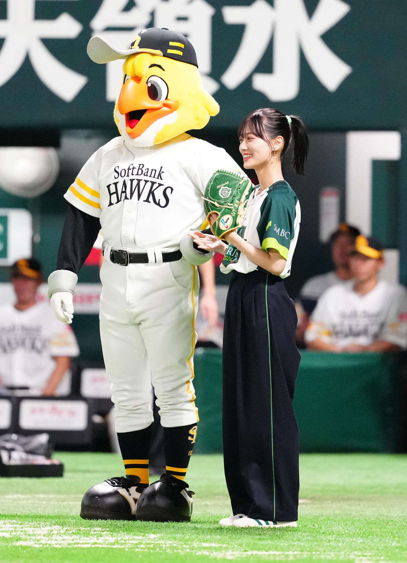 ソフトバンク対DeNA　試合前、始球式に臨む山下美月（右）（撮影・江口和貴）