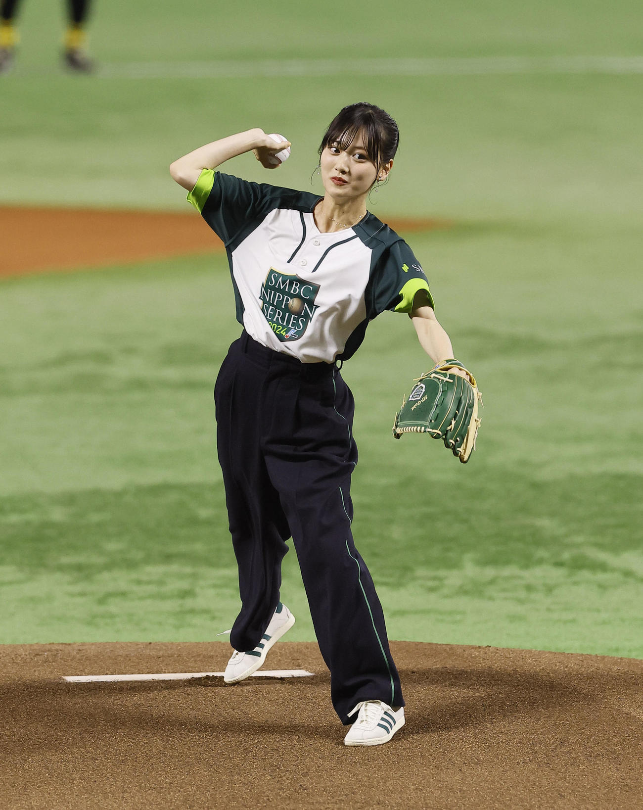 ソフトバンク対DeNA　始球式を務めた俳優の山下美月（撮影・藤尾明華）