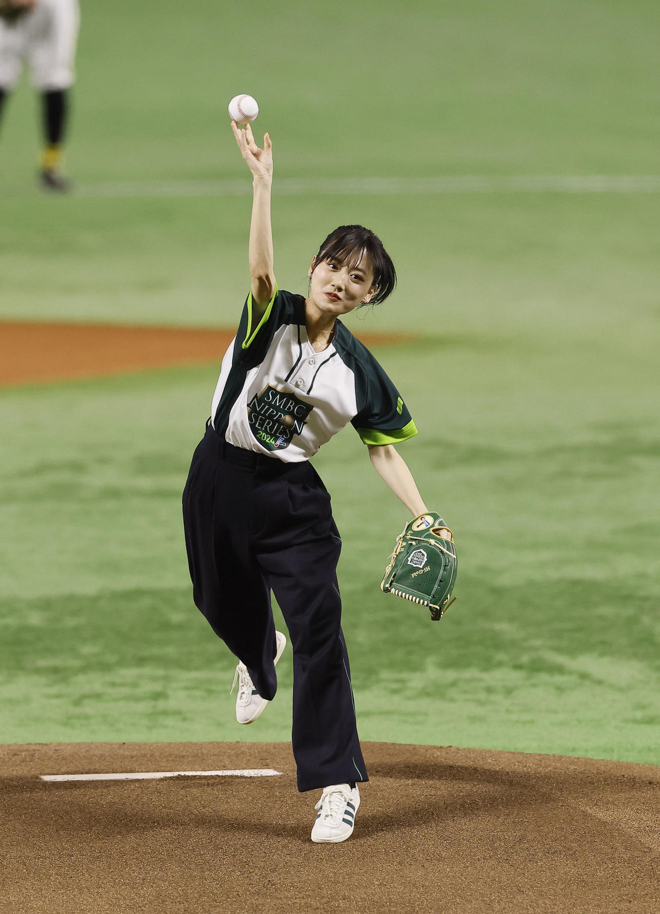 ソフトバンク対DeNA　始球式を務めた俳優の山下美月（撮影・藤尾明華）