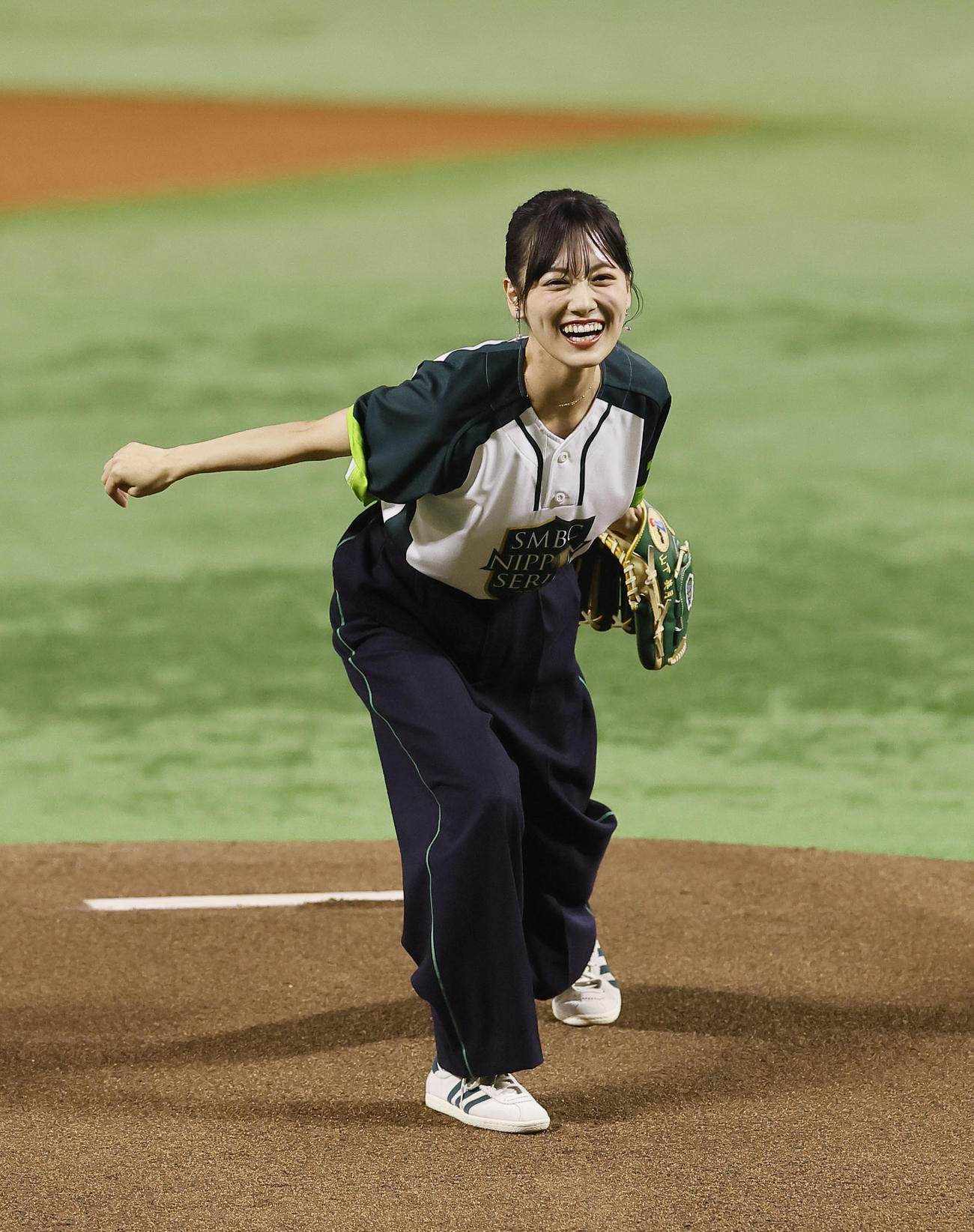 ソフトバンク対DeNA　始球式を務めた俳優の山下美月（撮影・藤尾明華）
