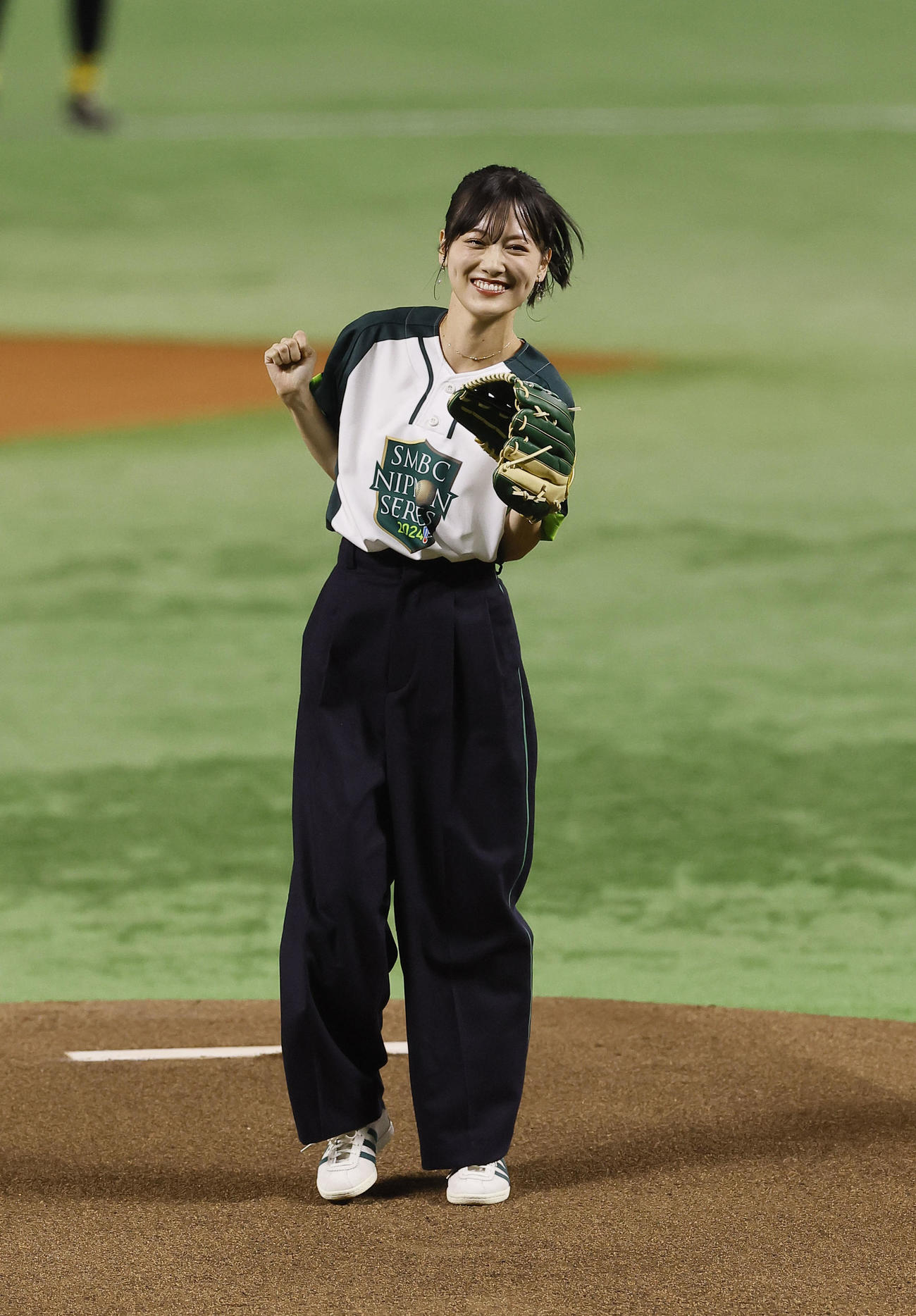 ソフトバンク対DeNA　始球式を務めた俳優の山下美月（撮影・藤尾明華）