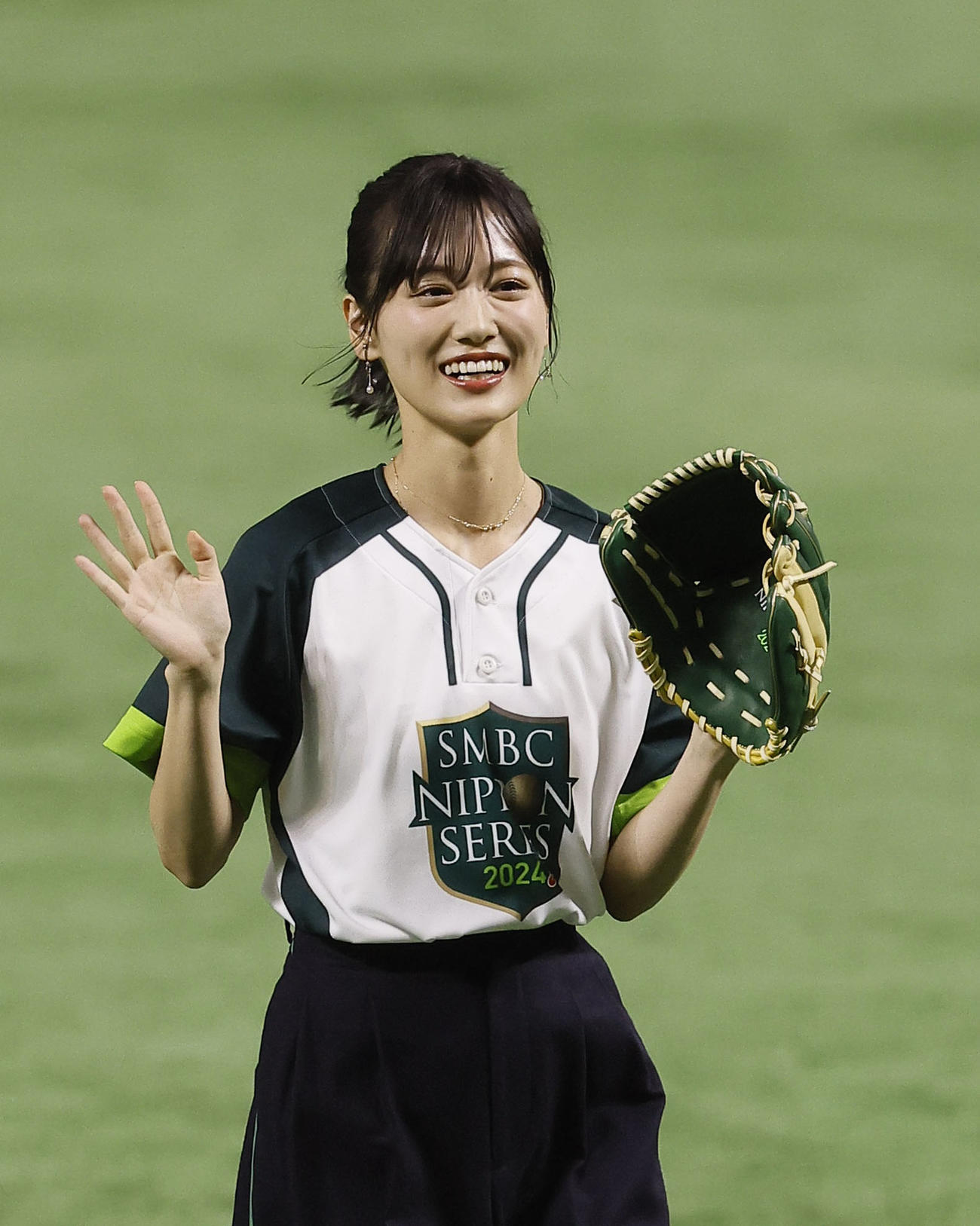 ソフトバンク対DeNA　始球式を務めた俳優の山下美月（撮影・藤尾明華）