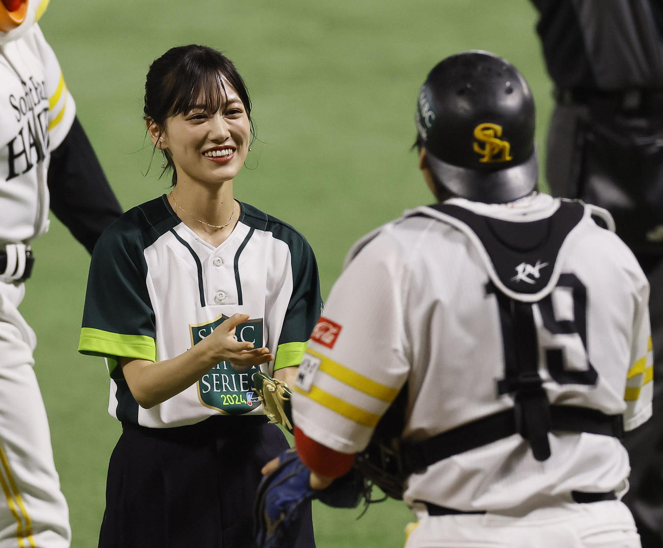 ソフトバンク対DeNA　始球式を務めた俳優の山下美月（撮影・藤尾明華）