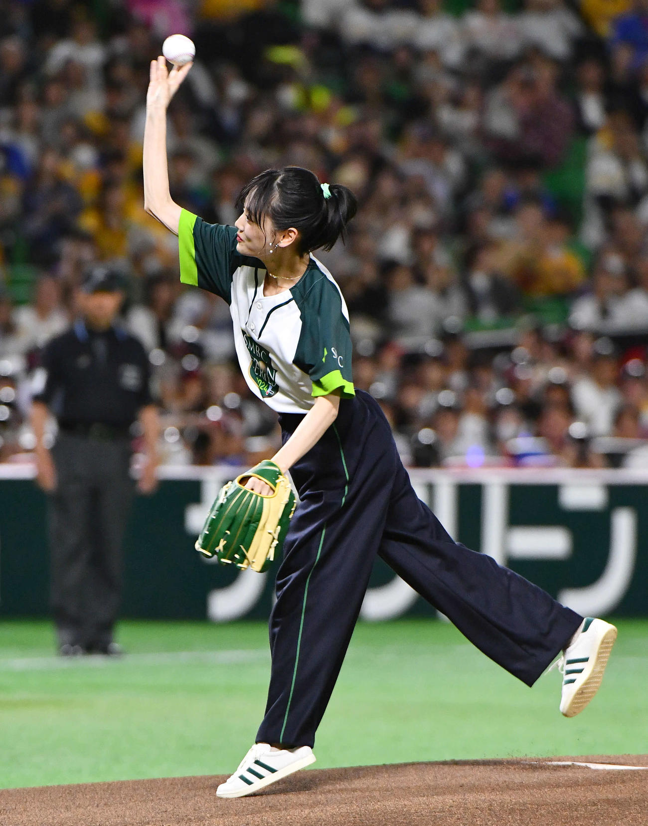 ソフトバンク対DeNA　始球式を行う、俳優の山下美月（撮影・岩下翔太）