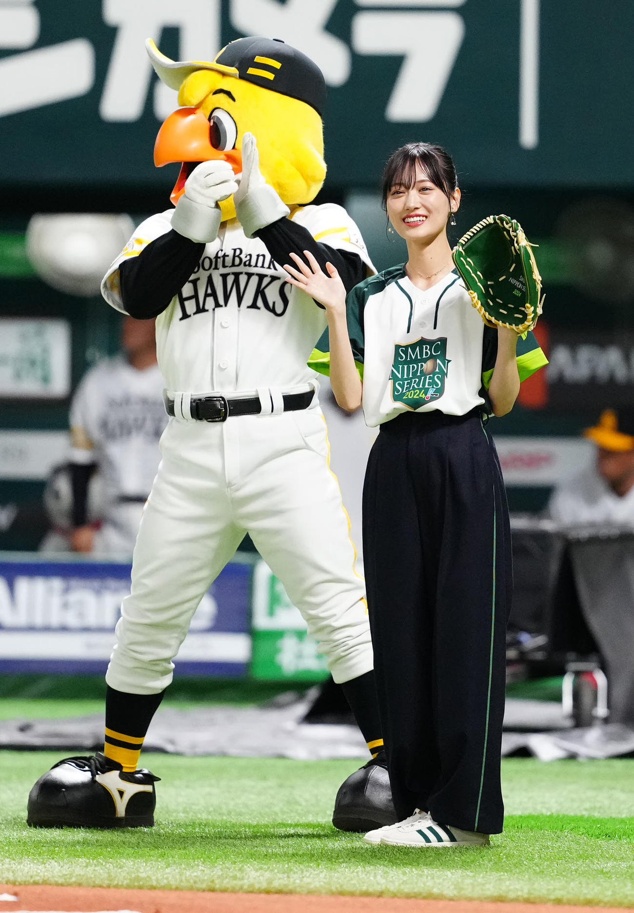 ソフトバンク対DeNA　試合前、始球式に臨む山下美月（撮影・江口和貴）