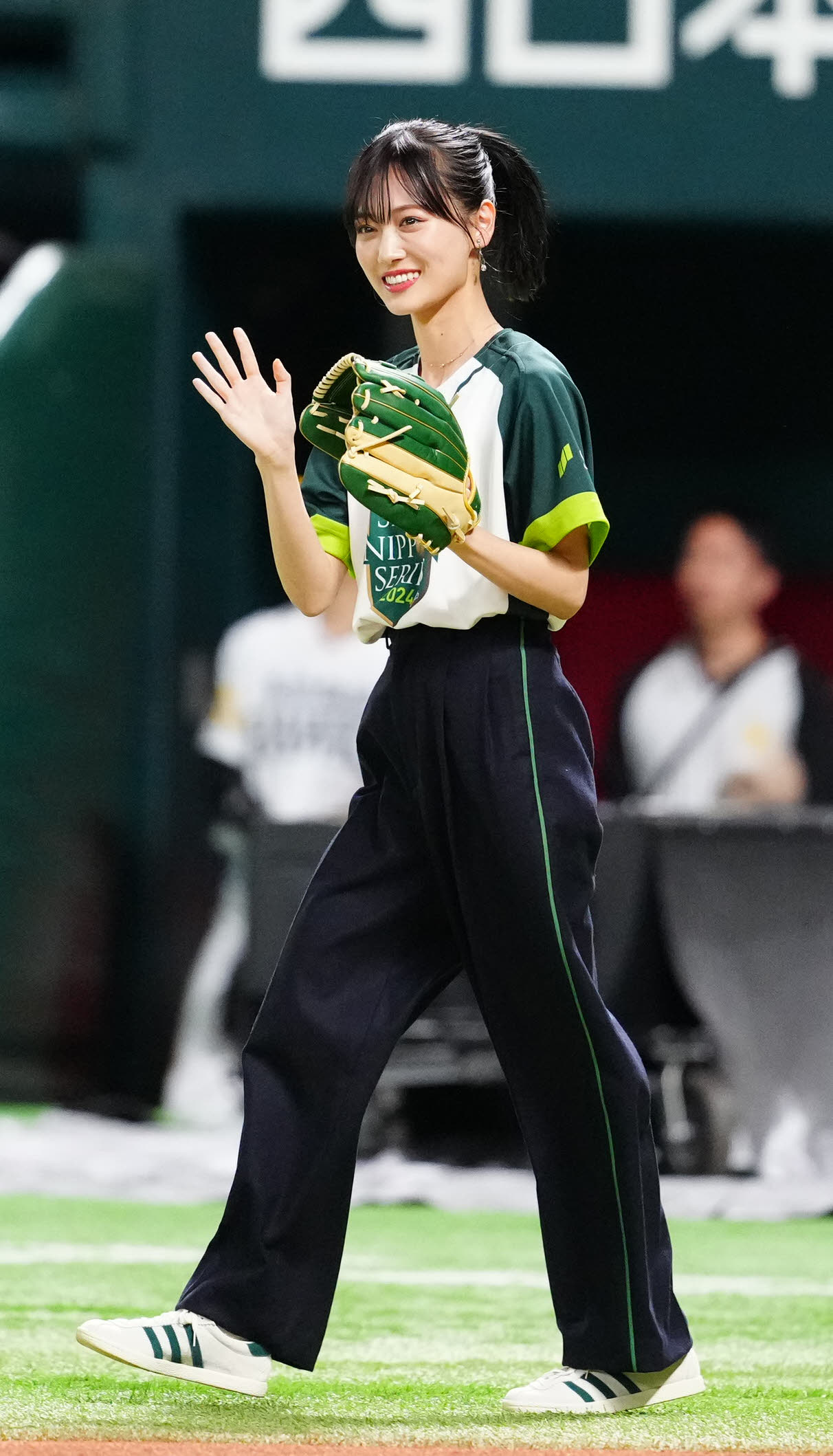 ソフトバンク対DeNA　試合前、始球式に臨む山下美月（撮影・江口和貴）