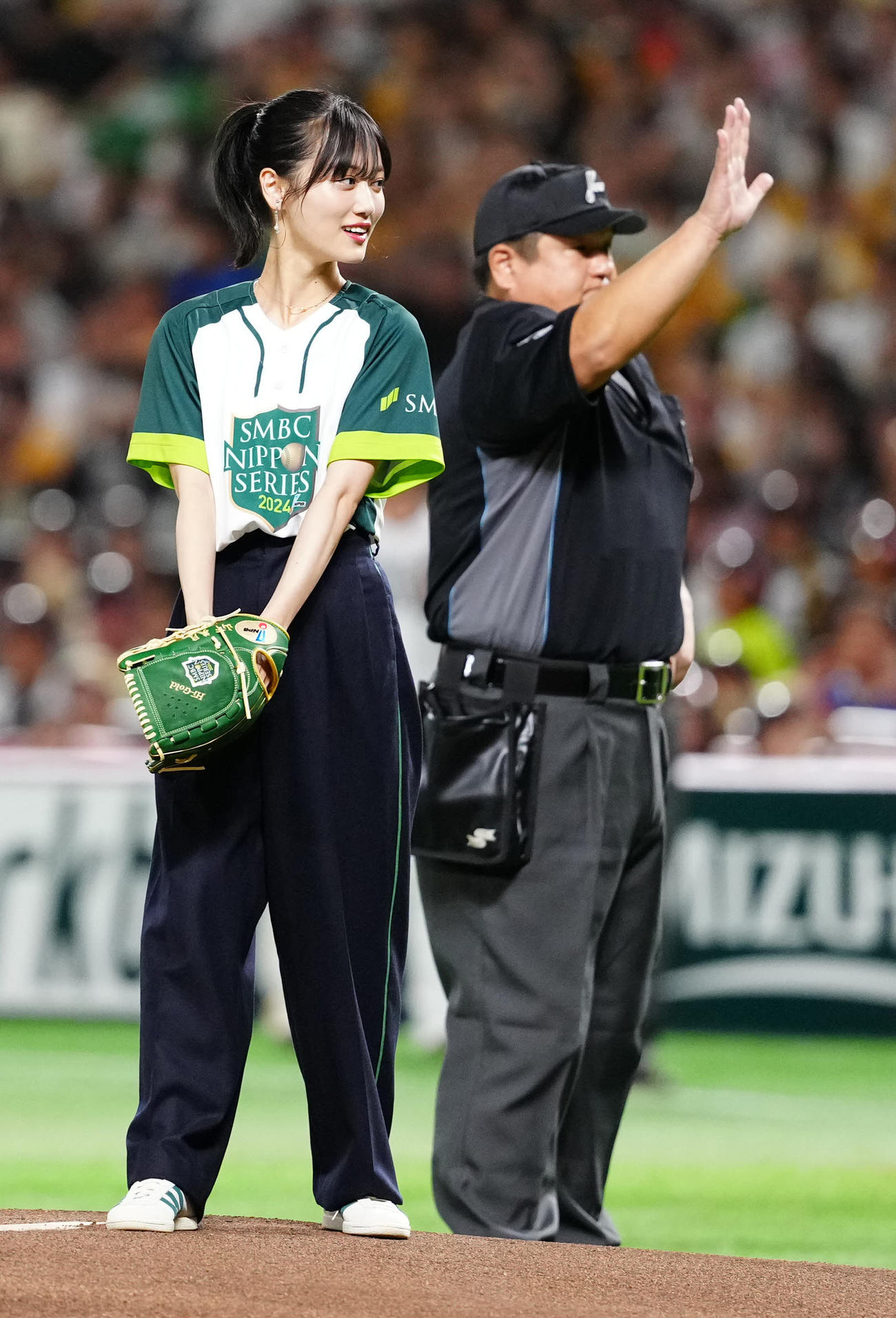 ソフトバンク対DeNA　試合前、始球式に臨む山下美月（撮影・江口和貴）