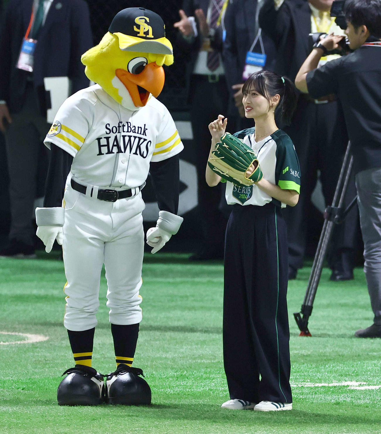 ソフトバンク対DeNA　始球式の前にハリーホーク（左）とお話しする山下美月（撮影・上田博志）