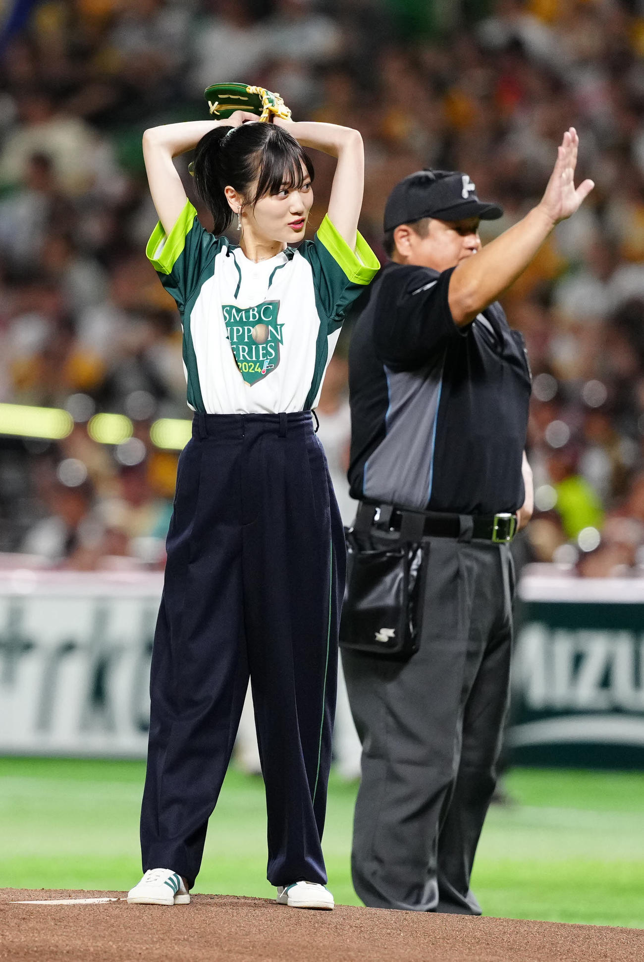 ソフトバンク対DeNA　試合前、始球式に臨む山下美月（撮影・江口和貴）