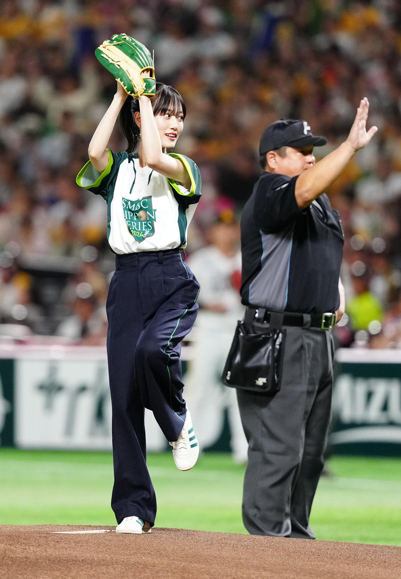 ソフトバンク対DeNA　試合前、始球式に臨む山下美月（撮影・江口和貴）