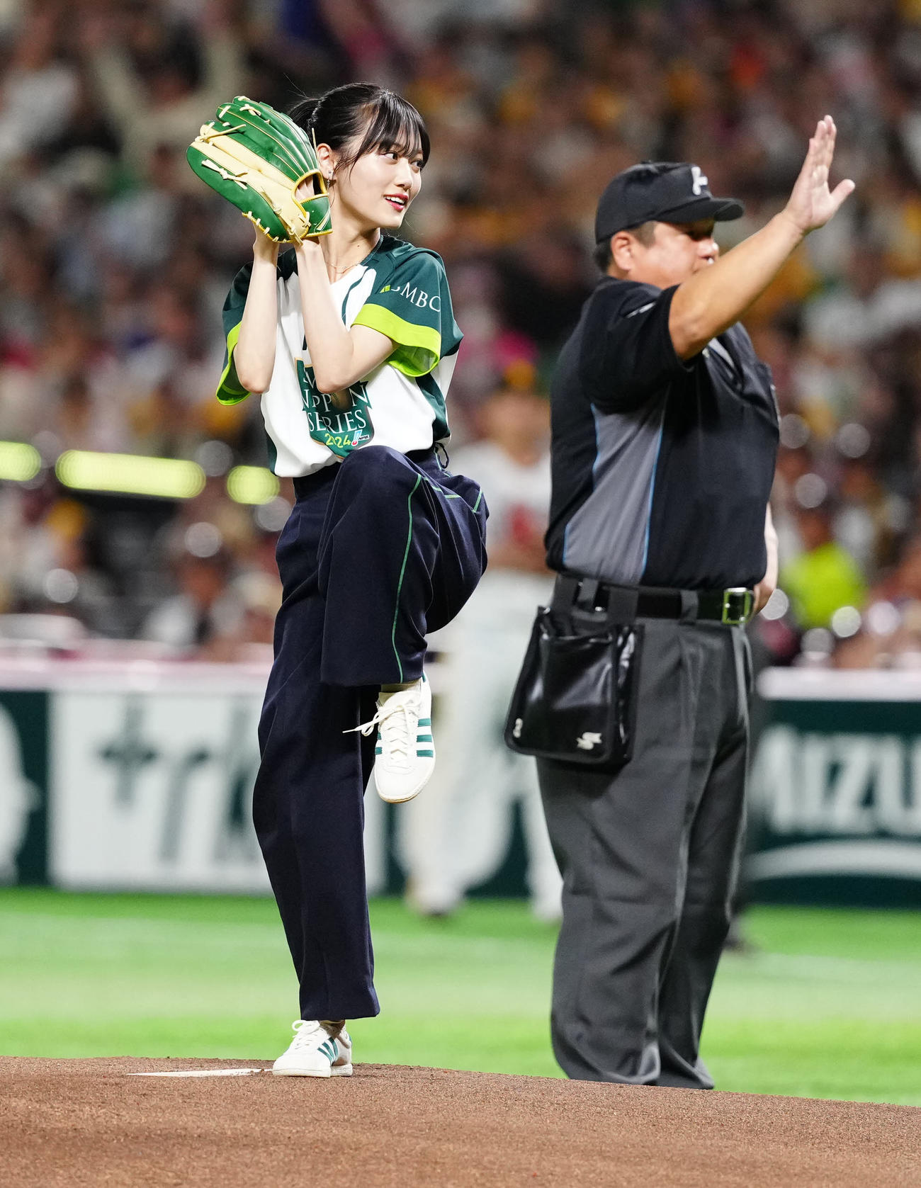 ソフトバンク対DeNA　試合前、始球式に臨む山下美月（撮影・江口和貴）