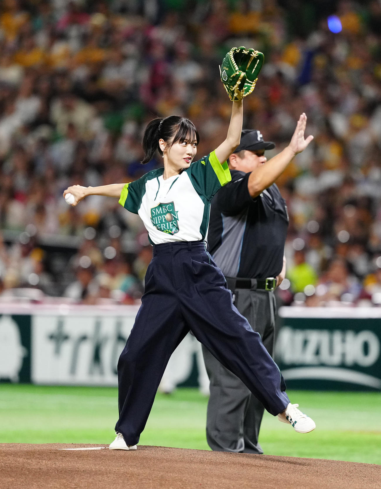 ソフトバンク対DeNA　試合前、始球式に臨む山下美月（撮影・江口和貴）