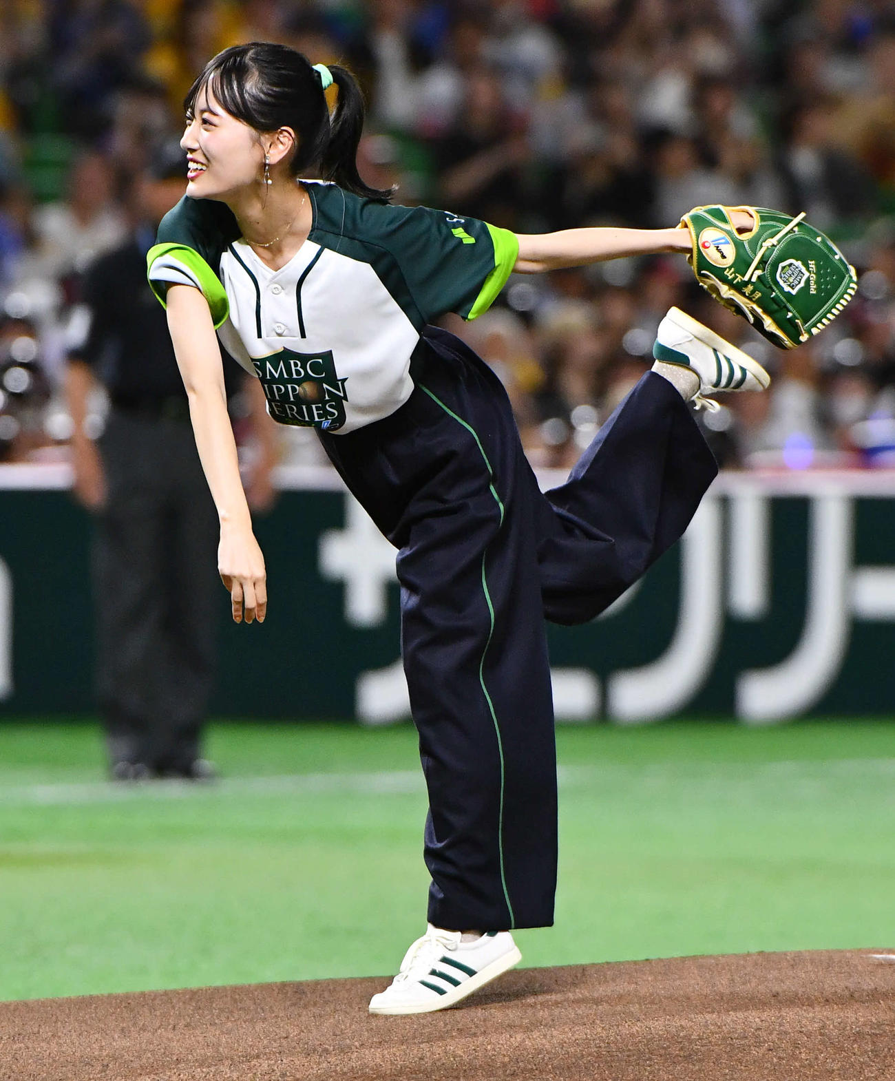 ソフトバンク対DeNA　始球式を行う、俳優の山下美月（撮影・岩下翔太）