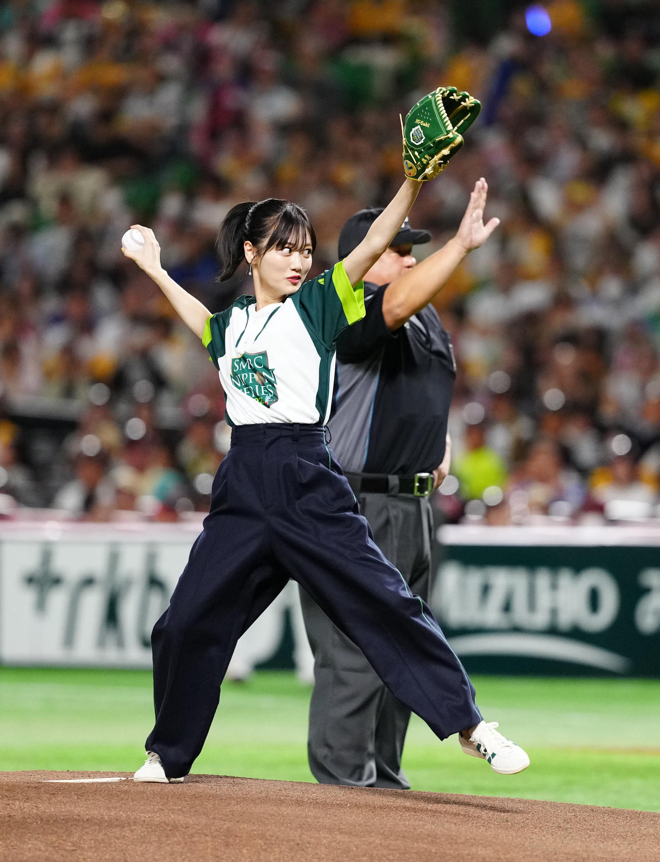 ソフトバンク対DeNA　試合前、始球式に臨む山下美月（撮影・江口和貴）
