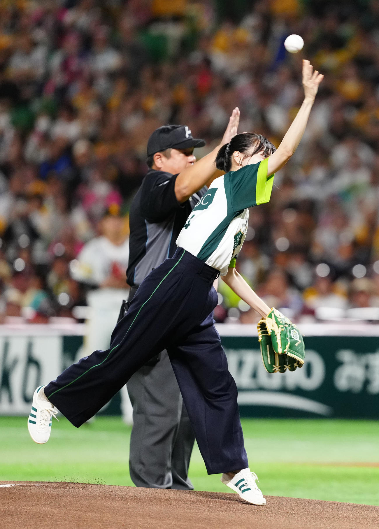ソフトバンク対DeNA　試合前、始球式に臨む山下美月（撮影・江口和貴）