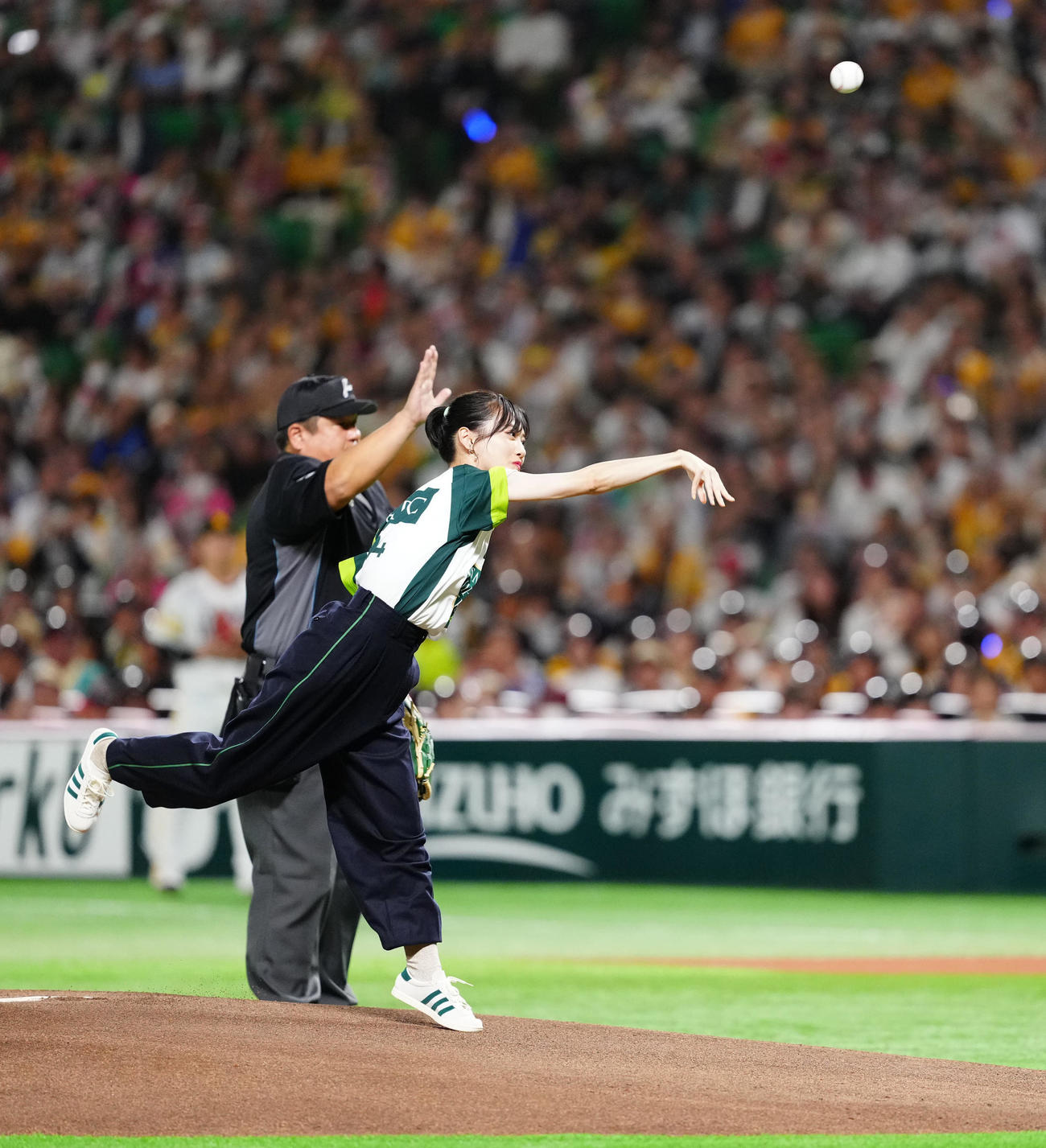 ソフトバンク対DeNA　試合前、始球式に臨む山下美月（撮影・江口和貴）