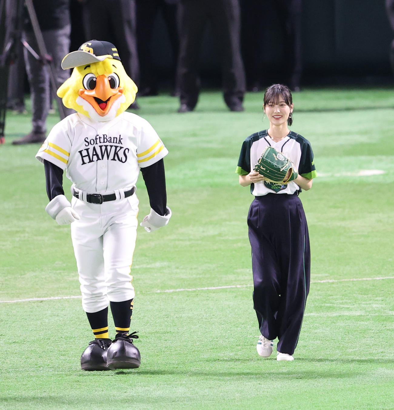ソフトバンク対DeNA　始球式に登場した山下美月（撮影・梅根麻紀）