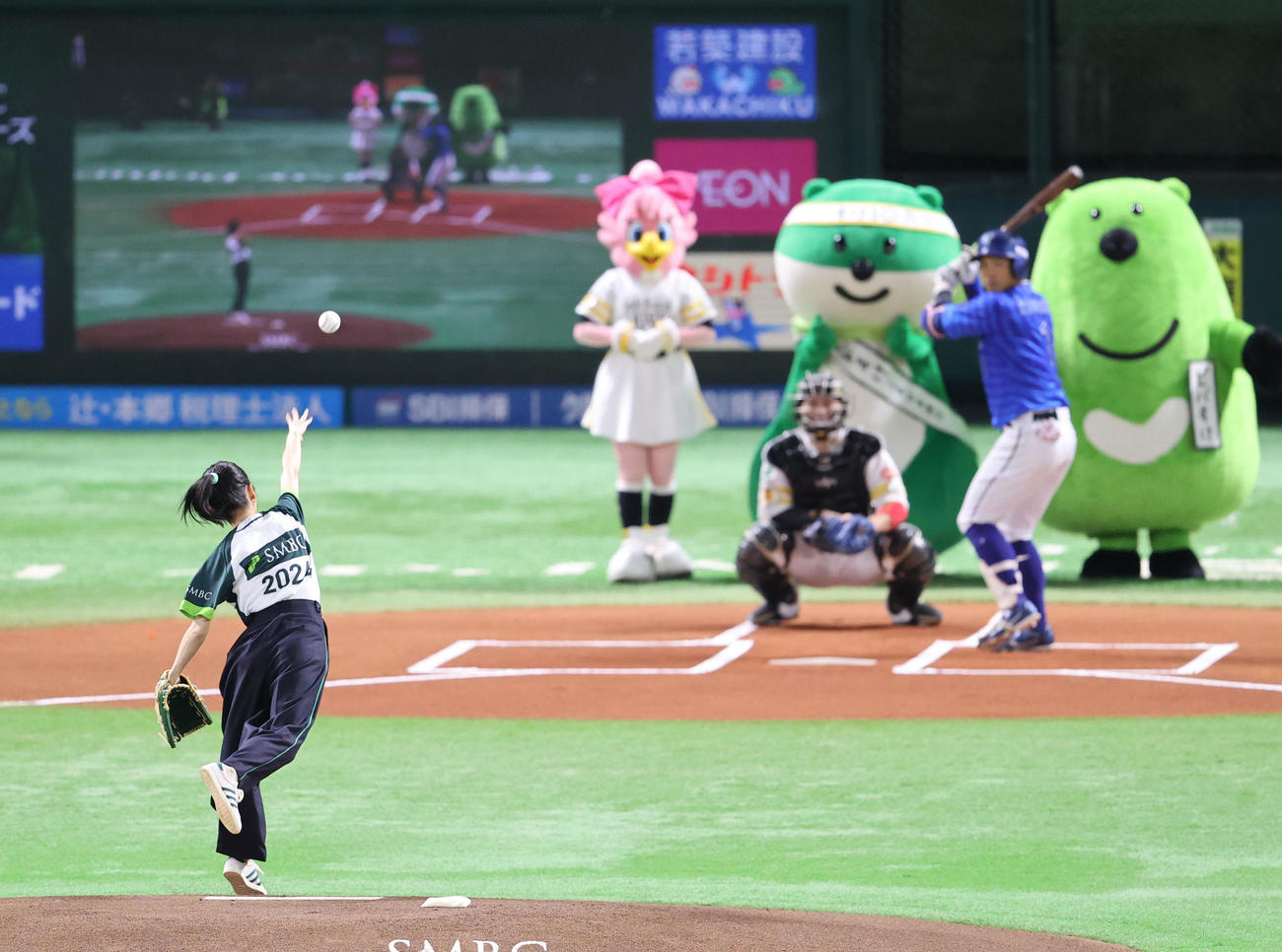 ソフトバンク対DeNA　始球式に登場した山下美月（撮影・梅根麻紀）