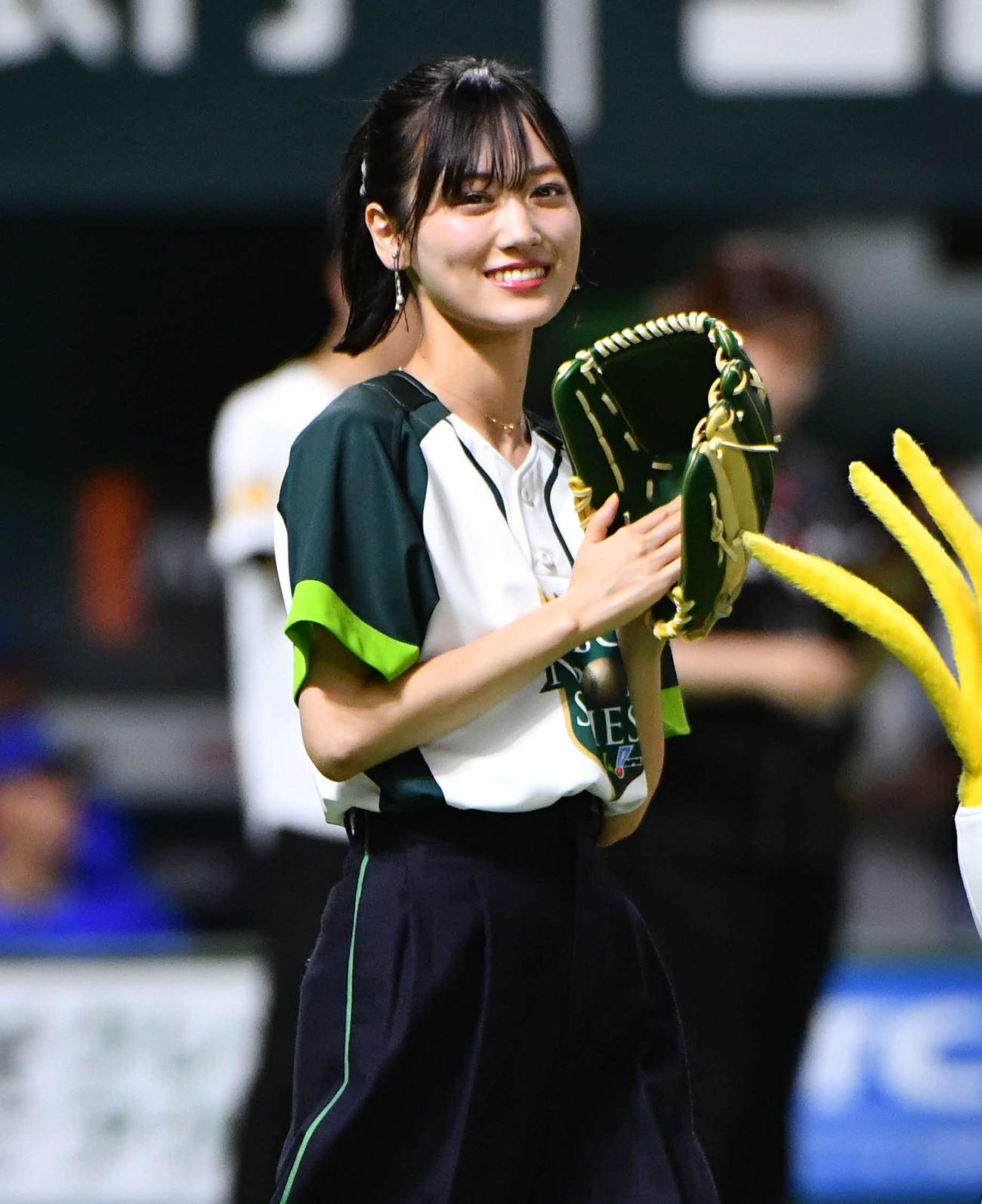 ソフトバンク対DeNA　笑顔で始球式のマウンドへ向かう、俳優の山下美月（撮影・岩下翔太）