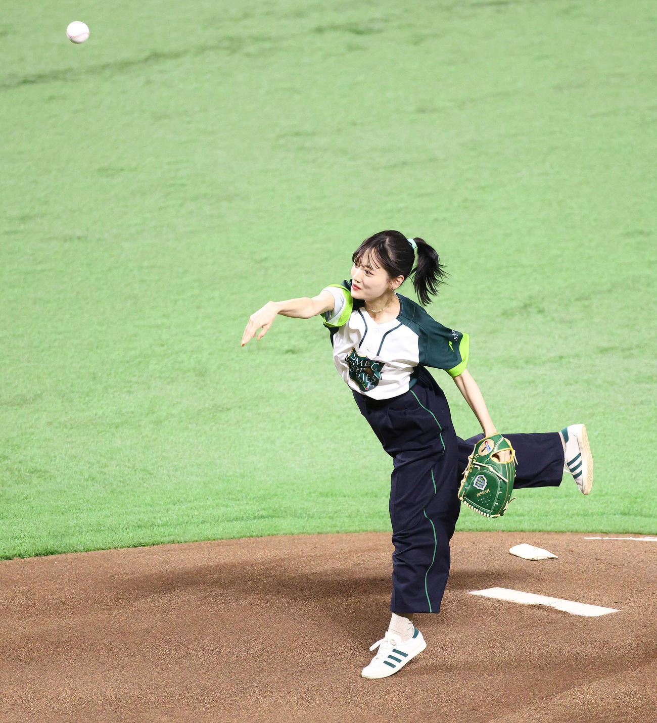 DeNA対ソフトバンク　開始前、始球式を務める山下美月（撮影・河田真司）
